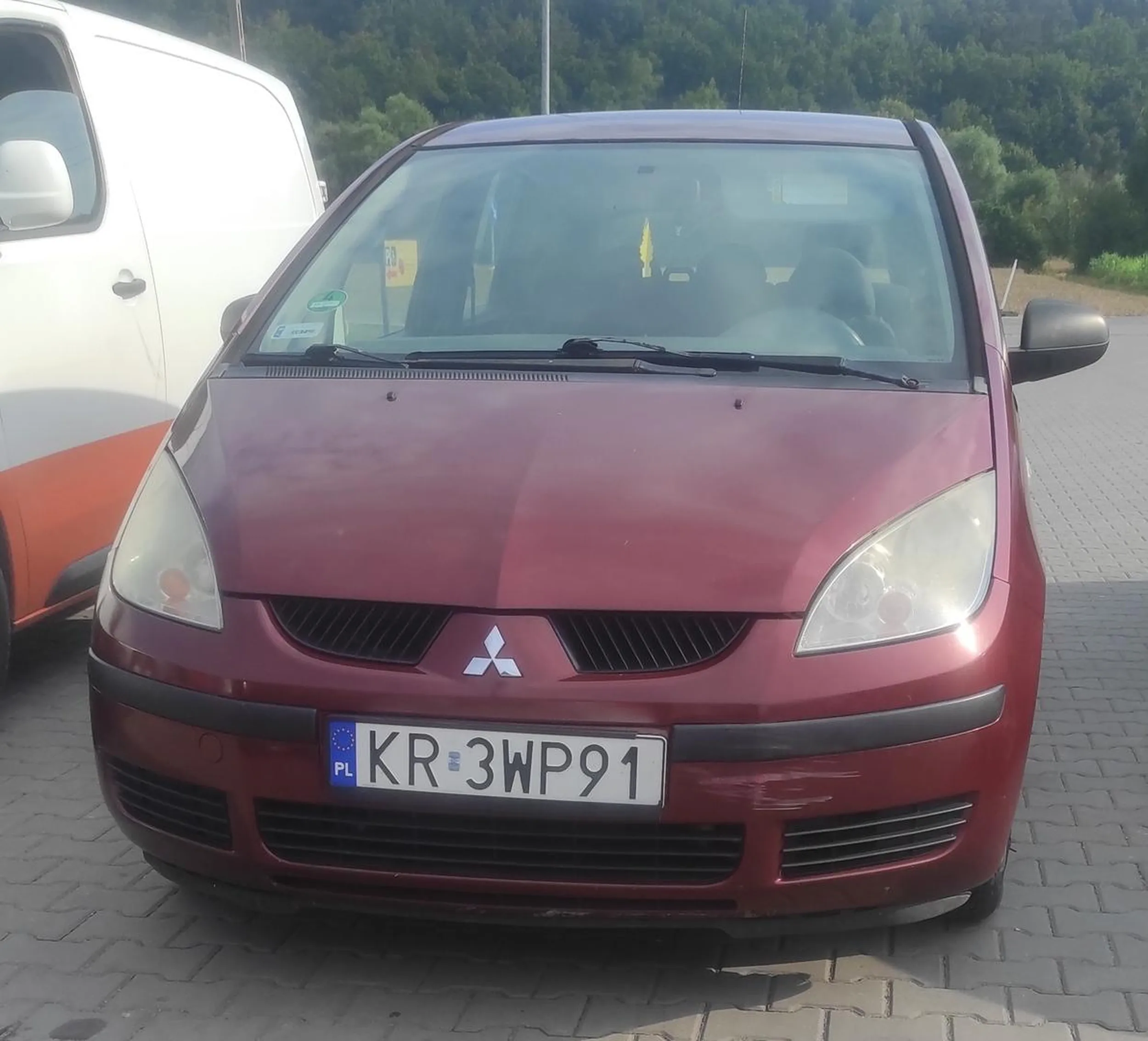 Imbecylka parkuje na dupie i blokuje wyjazd na parkingu. Po prostu idio*ka!