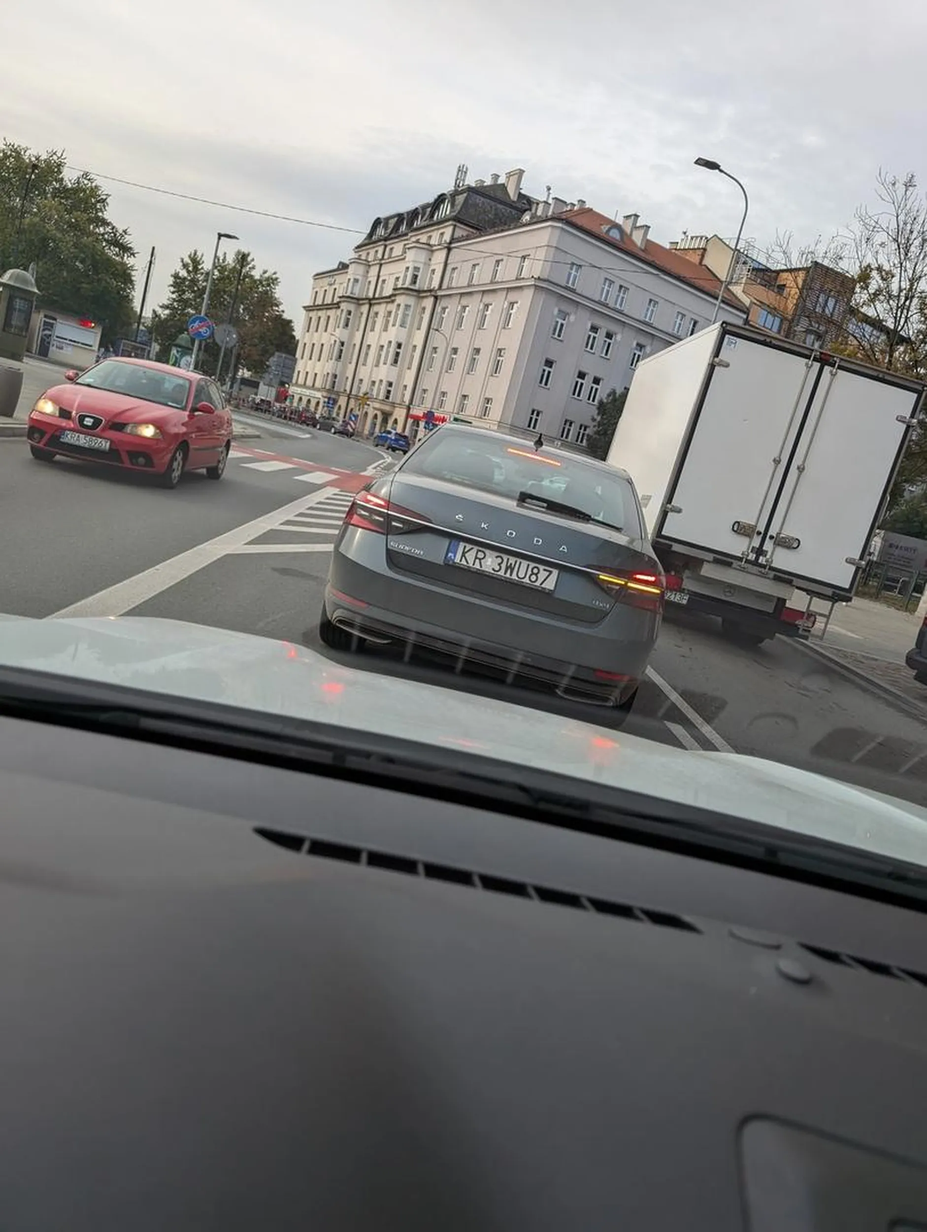 Wieśniara, jezdzi bus pasami, hamuje przed maska, stwarza zagrozenie na drodze. Uwaga na pirata drogowego