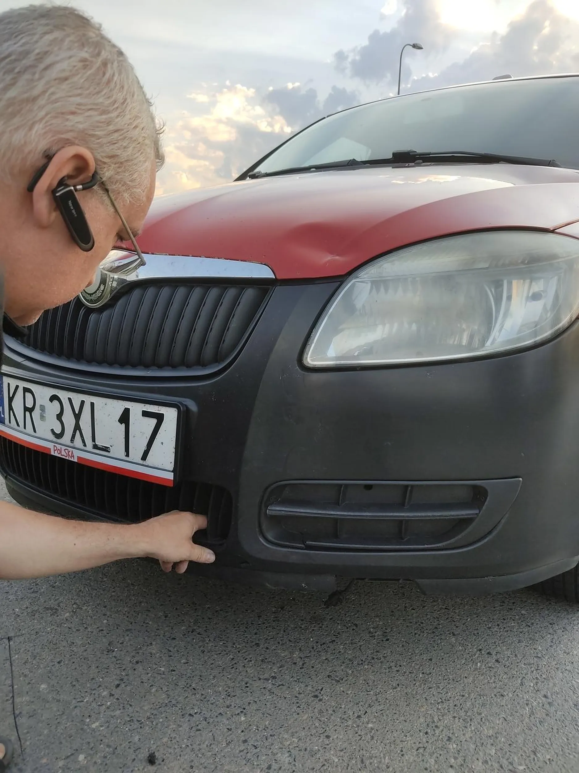 Auto na taxi. Zatrudnia obcokrajowców. Jeżdżą poobijanym autem i szukają wyłudzeń odszkodowania na stłuczkę.