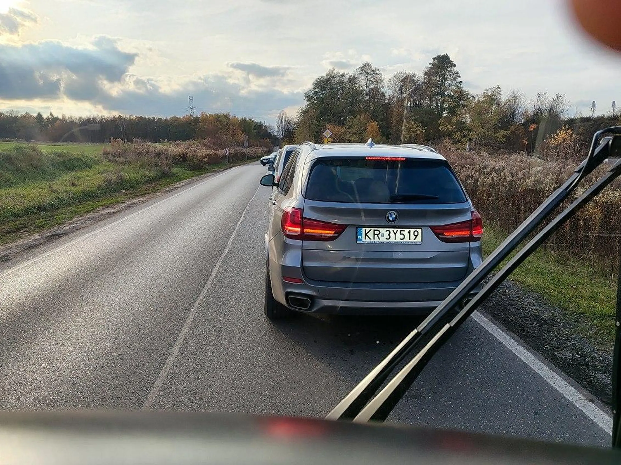 Smieć wyprzeda w miejscach niedozwolonych, zajezdza pod sama maske po czym wysiada, grozi i wlecze sie 20km/h, bo jemu sie juz nie spieszy.