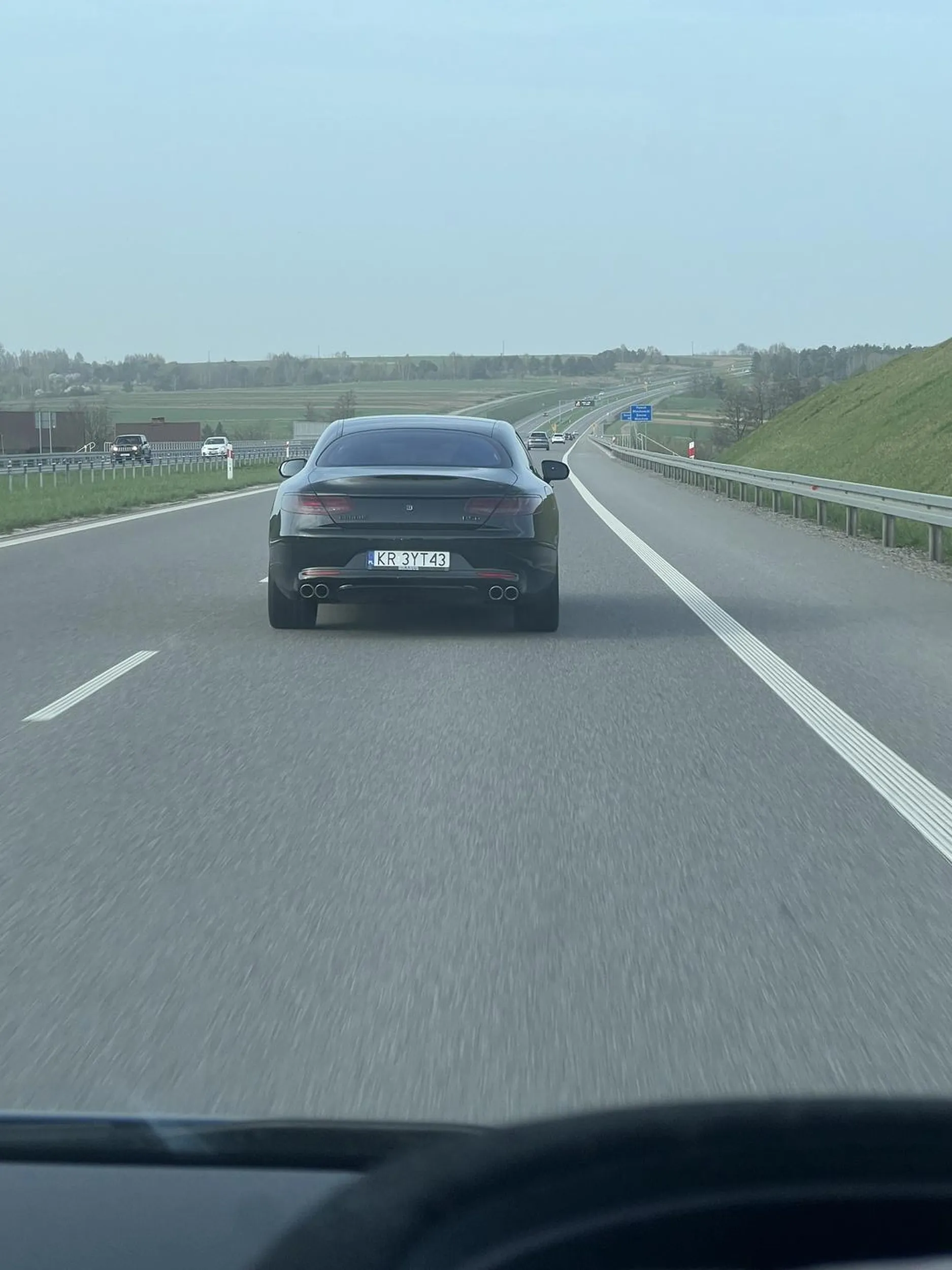 Kierowca czarnego Brabusa, starszy mężczyzna z siwą brodą. Wyprzedza na ekspresówce, zwalnia złośliwie do 90  przy ograniczeniu do 120 ; przy następujecej po tym próbie wyprzedzenia i jazdy zgodnie z przepisami dodaje gazu i stara się jechać rownolegle aby uniemożliwić zjazd na prawy pas