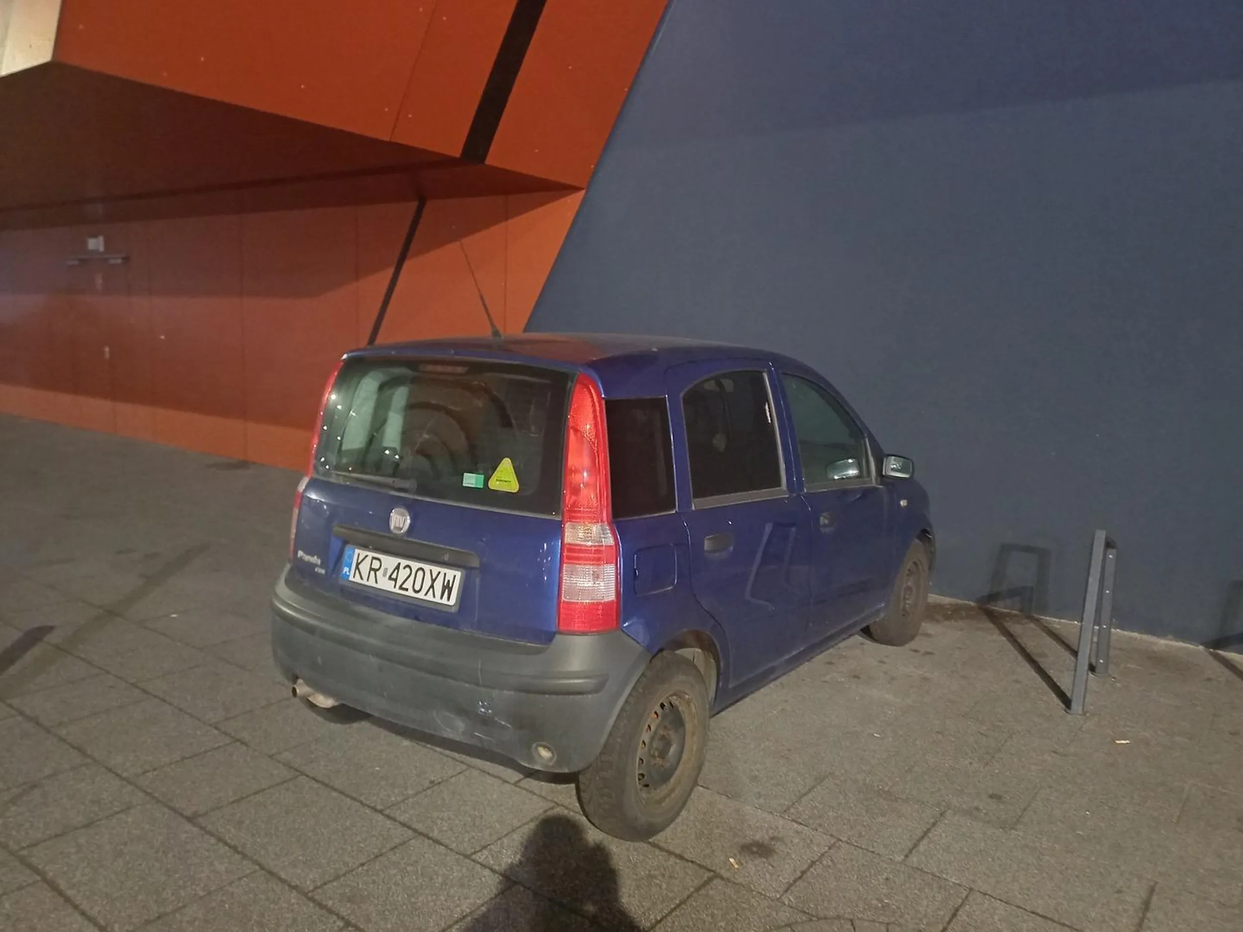 Czeba było jeszcze tym autem do galeri wjechać , stojak na rowery to nie miejsce dla Pandy