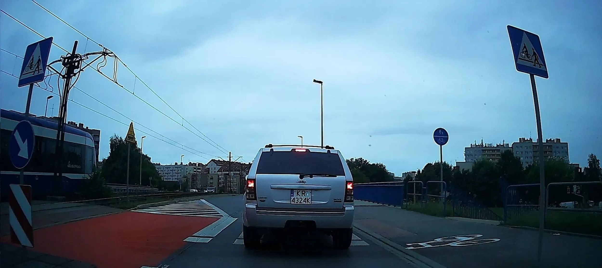 Pan/Pani kierowca Jeepa, nie wpuszcza przy jeździe na suwak. Sytuacja przed rondem Piastowskim od strony szpitala, przy wysepce zwężającej jezdnie do jednego pasa przy samym rondzie. Kierowcy zjeżdżają na prawy pas z kontynuacją jazdy, kiedy jest to już dozwolone za buspasem w kierunku osiedla Piastów. Taka sytuacja zdarza się niemal codziennie, przez co kierowcy, którzy nie jadą prosto w kierunku os. Piastów, tylko skręcają na rondzie w lewo nie mogą przejechać bo nie da się wjechać na lewy pas z winy pojazdu, który ich nie chce wpuścić a potem stoi na zwężeniu i blokuje przejazd. Proszę doczytać Art. 22. pord.