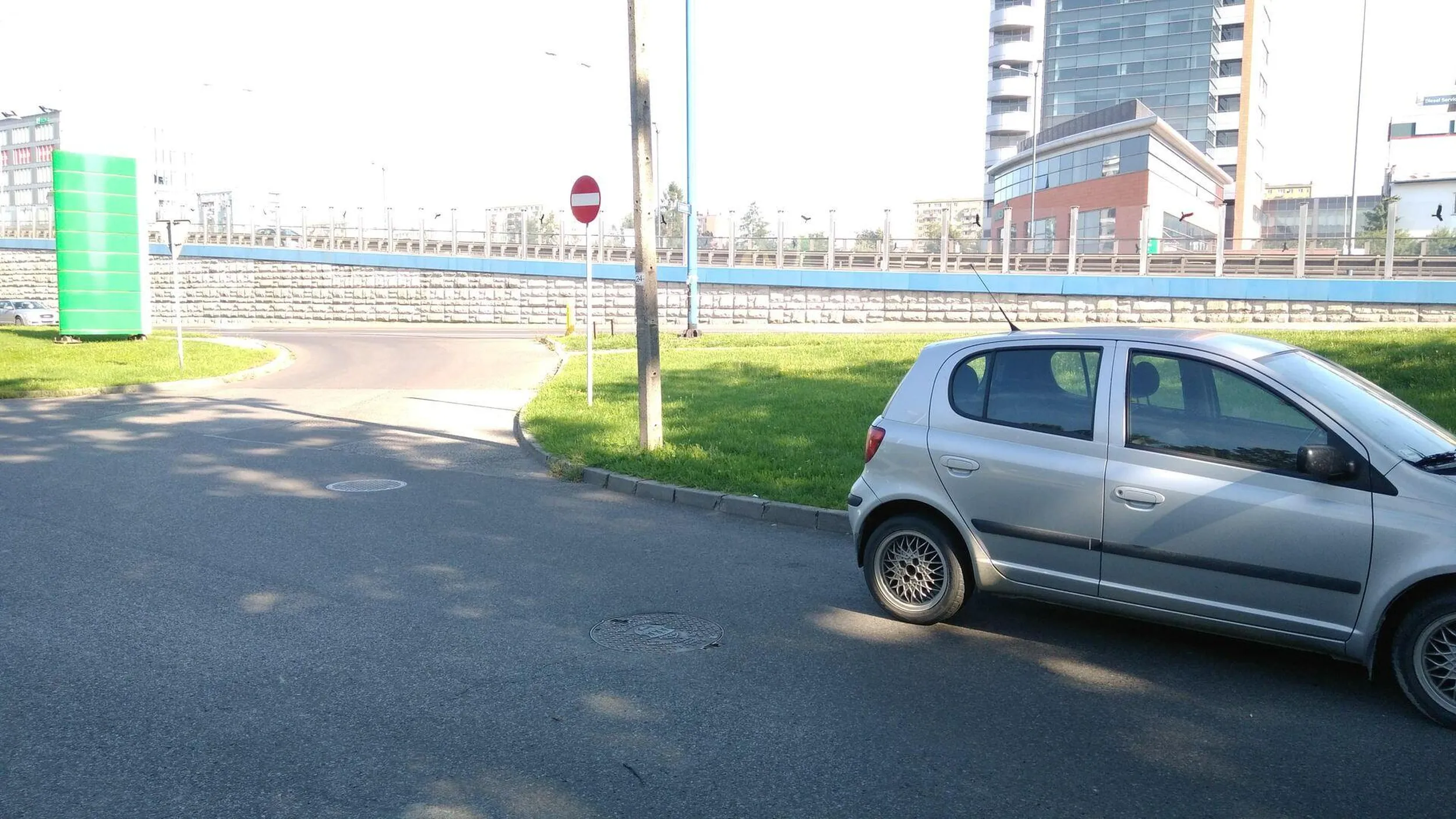 Parkowanie za blisko skrzyżowania.