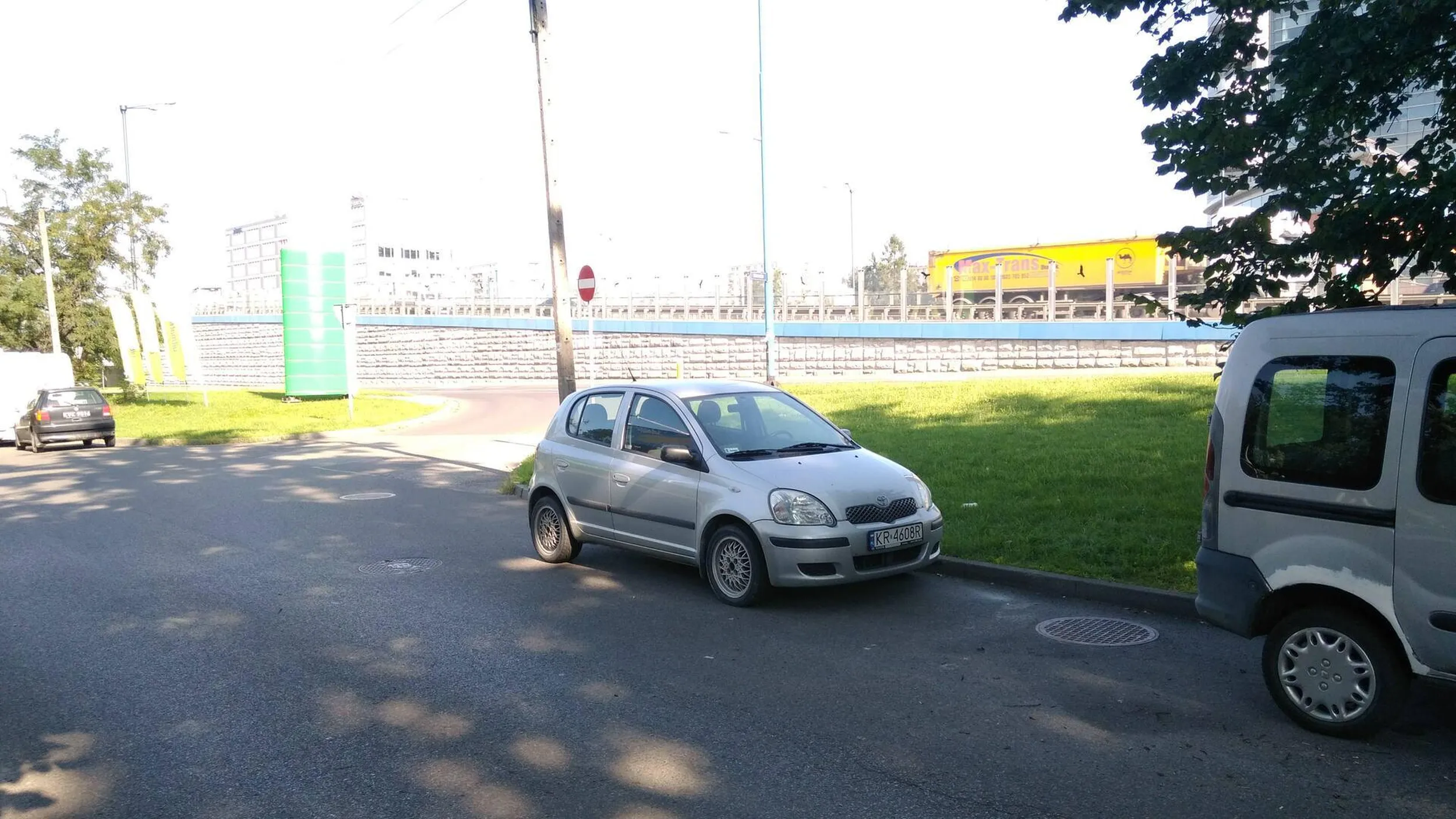 Parkowanie za blisko skrzyżowania.