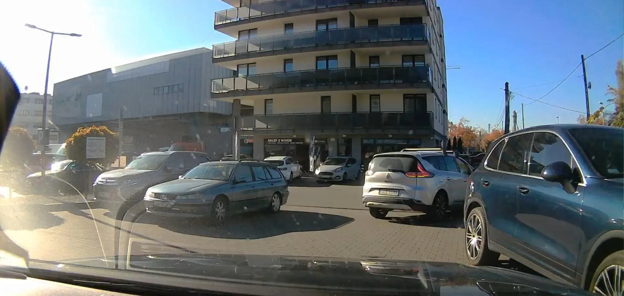 Burak ma pełno wolnych miejsc pod Lidlem, ale parkuje na środku przejazdu, byle tylko bliżej wejścia. A normalni kierowcy muszą kretyna omijać na wahadło.