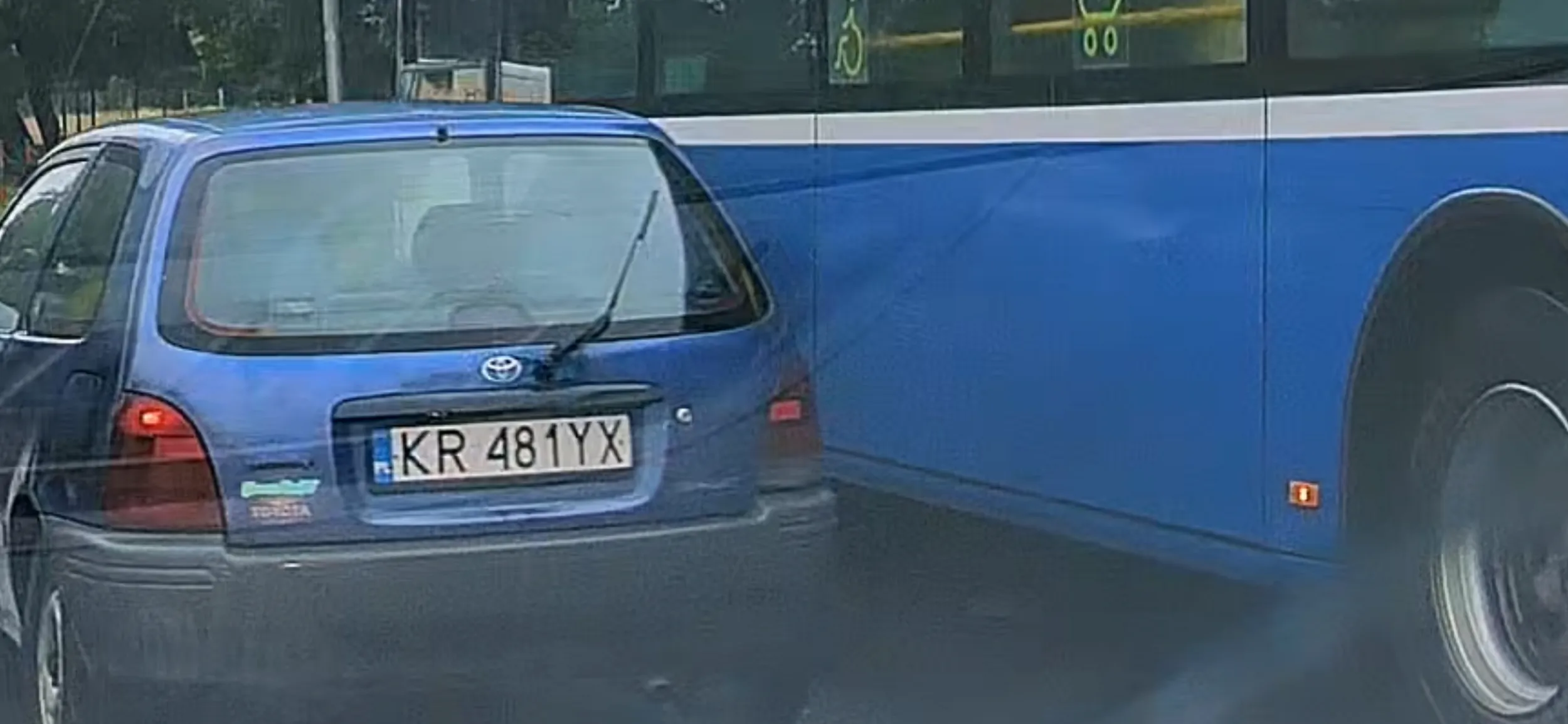 Uwaga na tego kierowcę , wymusza pierwszeństwo , doprowadzając do tego że musiałem uszkodzić oponę na krawężniku, aby uniknąć z nim kolizji , na klakson oczywiście zero reakcji  tylko pcha się na siłę .