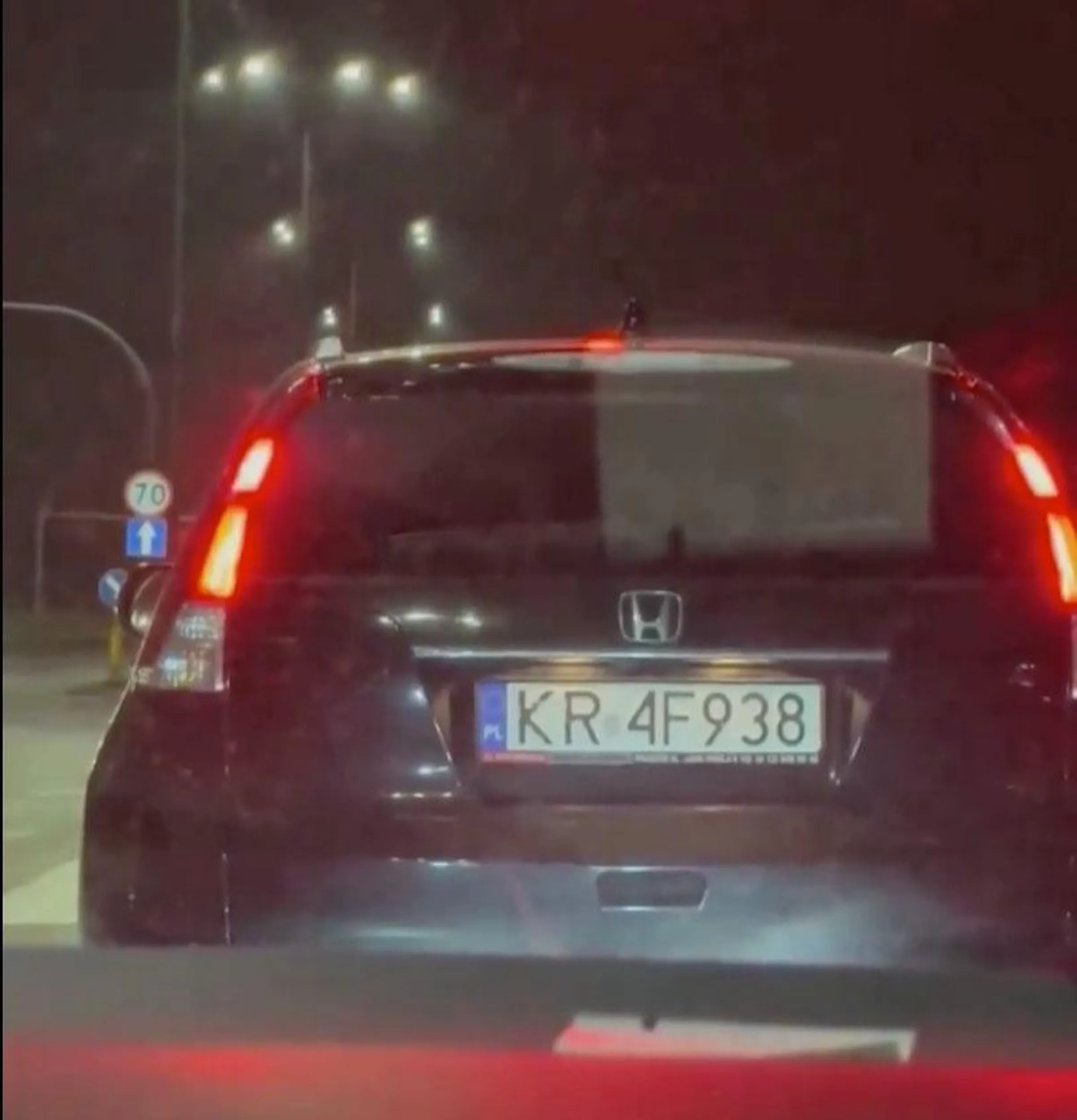 Ten człowiek uczestniczył w niszczeniu plakatów wyborczych konkurencji nocą w Krakowie.