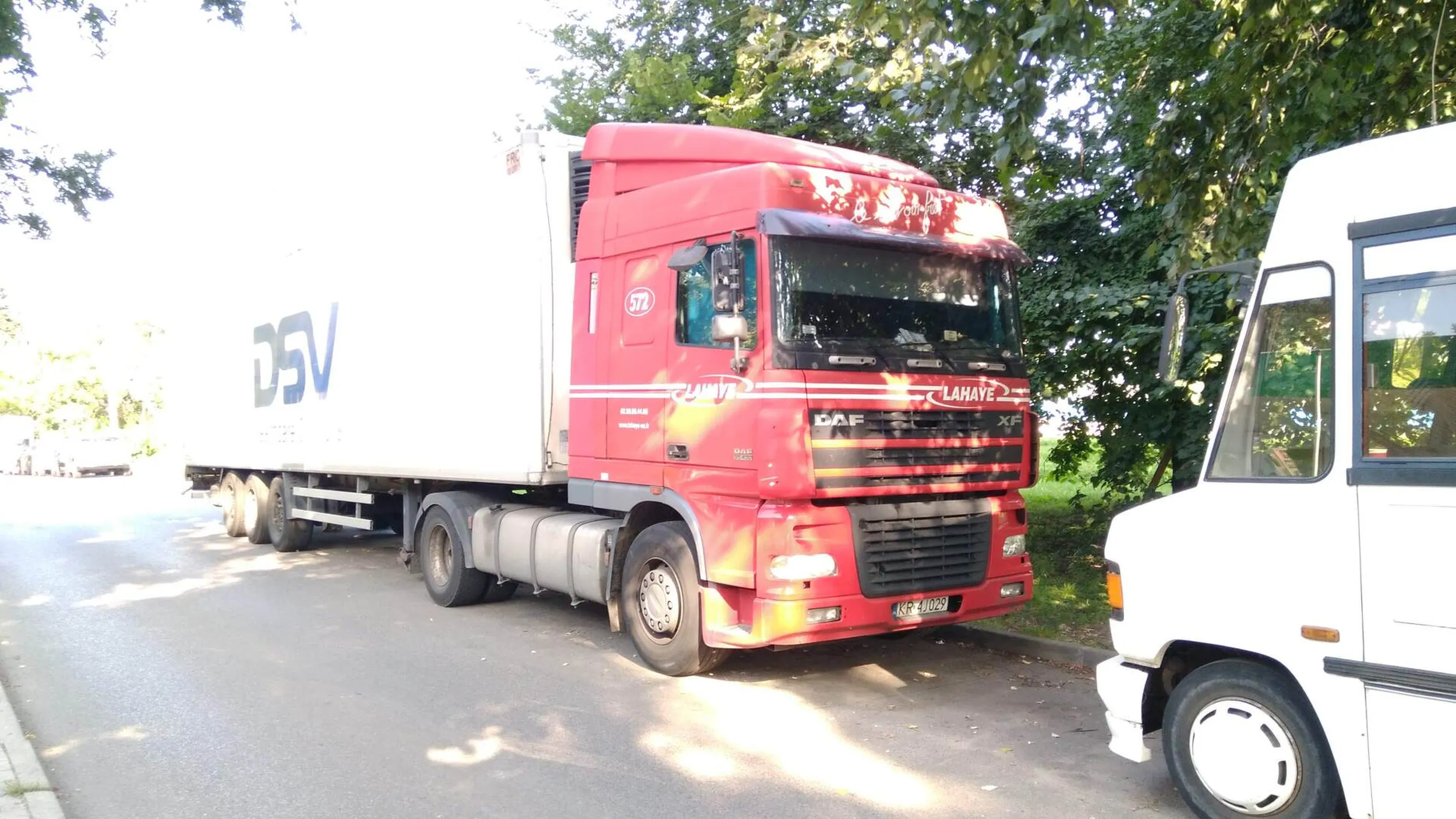 Parkowanie za blisko skrzyżowania.