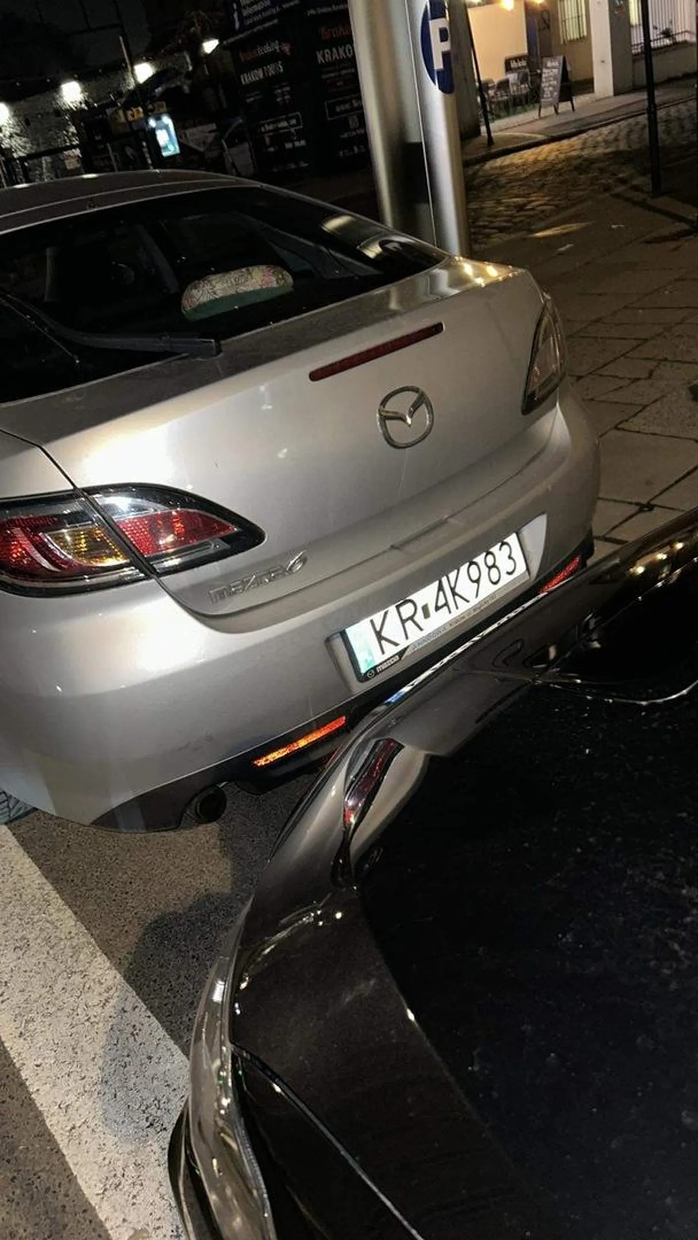 Proponuję wrócić na kurs prawa jazdy i zacząć od nauki parkowania samochodu :) oprócz twojego auta są jeszcze inne