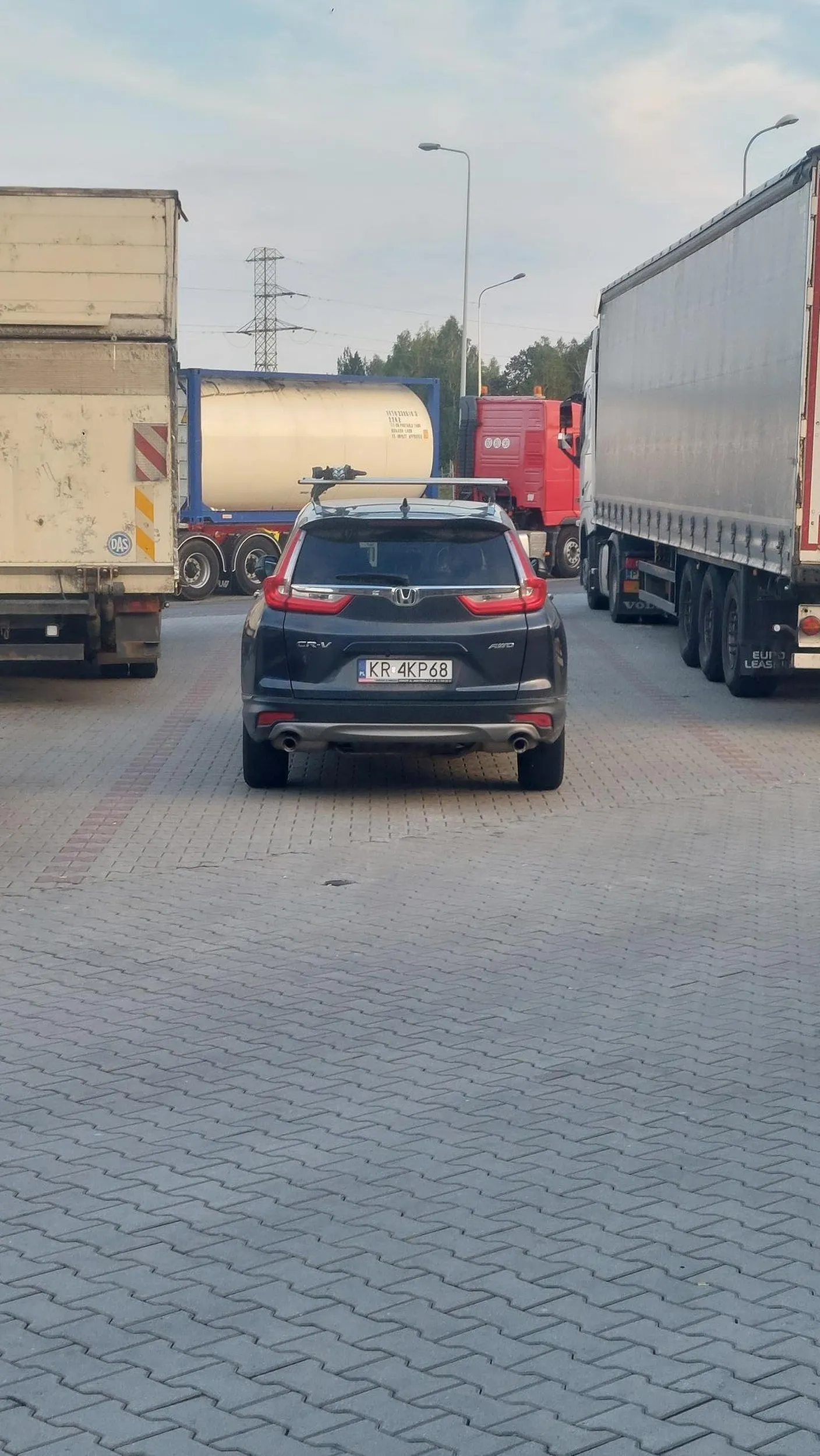 Parking dla osobówek prawie pusty, a na parkingu dla ciężarowych nie ma miejsca przez takie puste łby jak ten