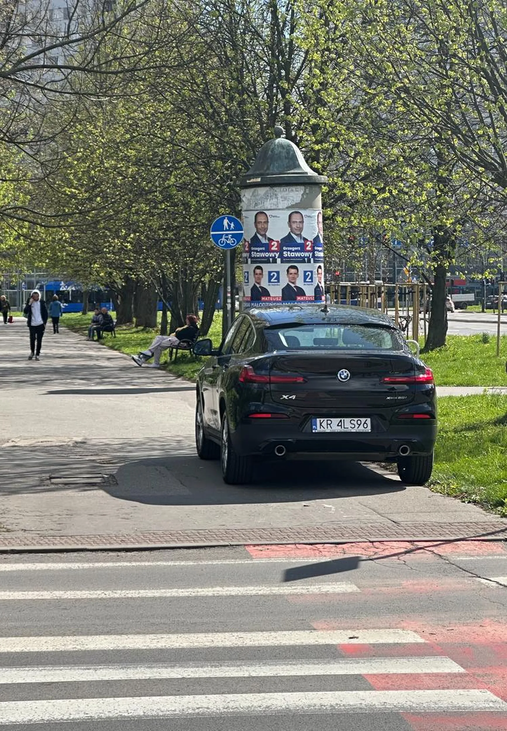 Mam Be-em-we to przecież co bende parkował gdzie wolno, mi wszendzie wolno bo mam be-em-we, mam wiencej pieniedzy niż ty palancie muj tata cie dorwie idz wracaj do swojej brzydkiej żony. A tak na serio to żałosne, durne, niesmaczne i obyś się rozbił na drzewie bo marnujesz innym powietrze.