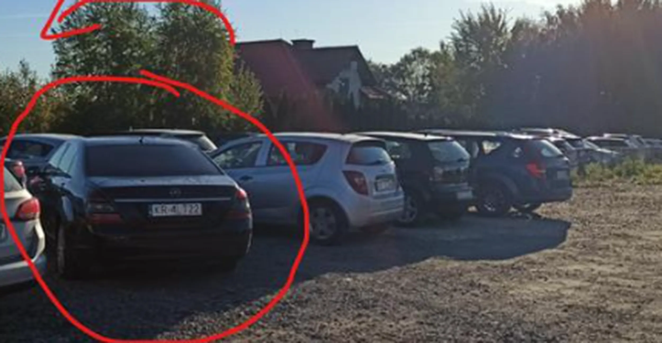 Kierowca parkuje krzywo.