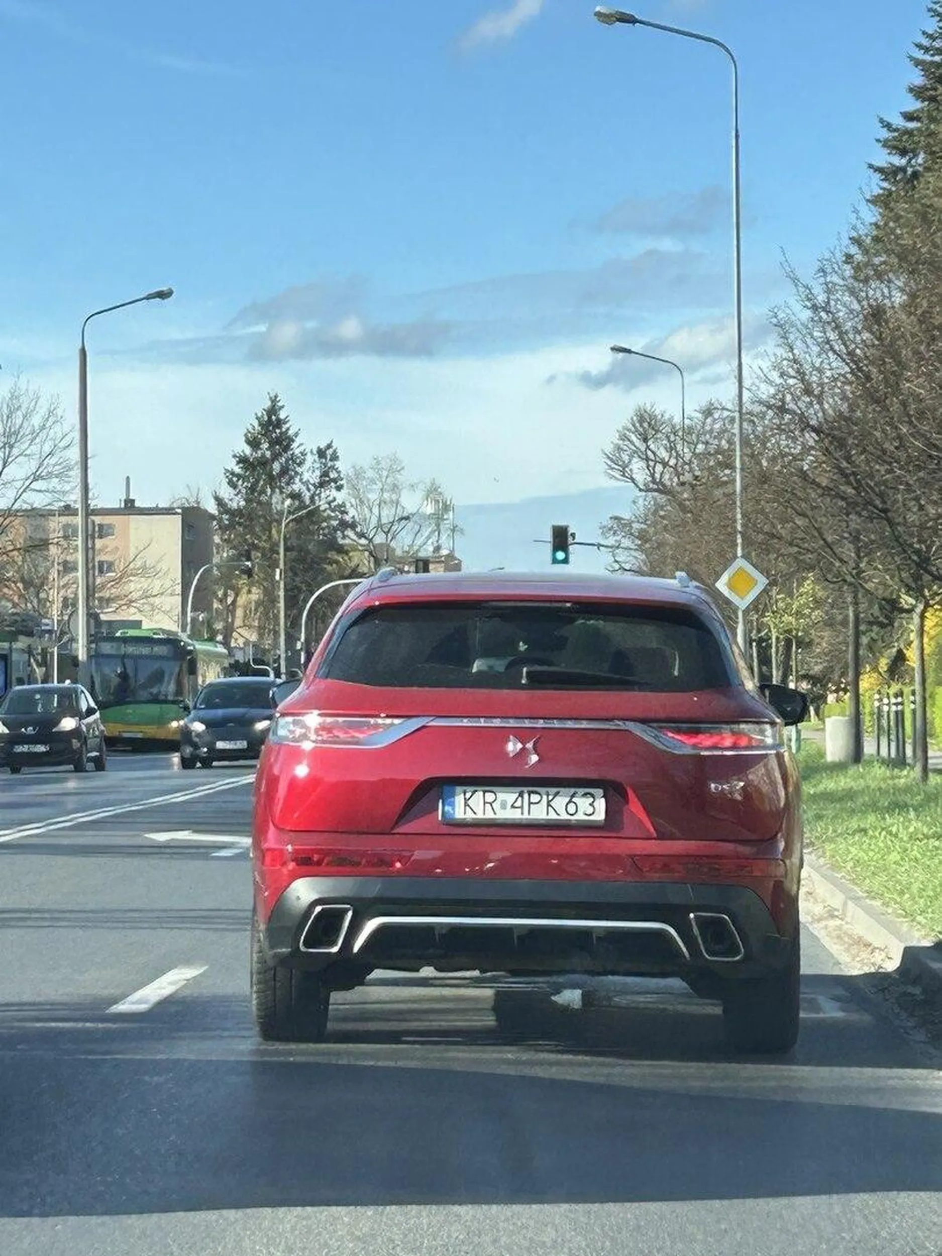 Zajeżdża drogę, nie używa kierunkowskazów, w niebezpieczny sposób zmienia pasy ruchu