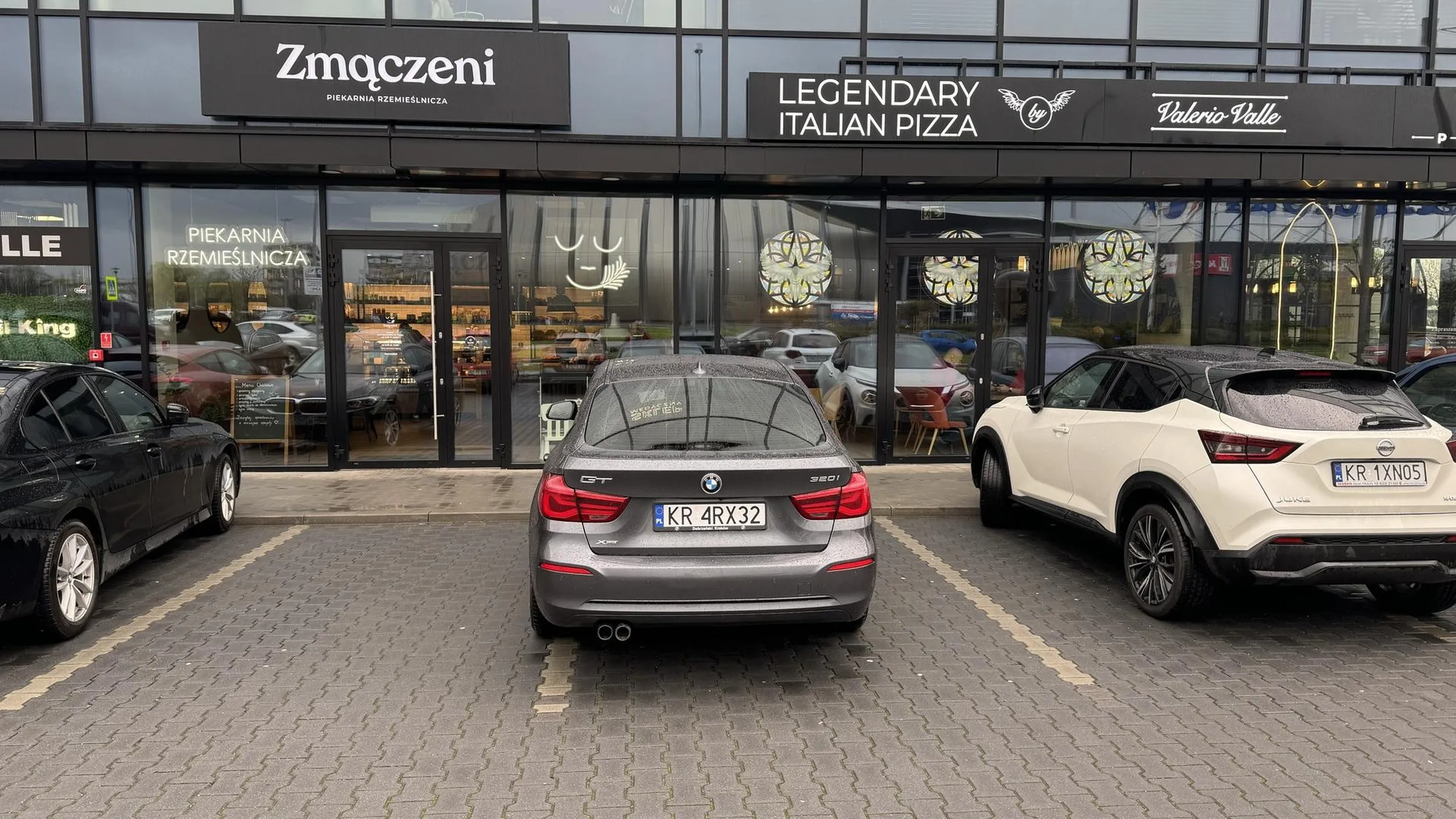 Nie wiem czy to złośliwość, chamstwo czy po prostu należy być idiotą, żeby tak zostawiać samochód na małym parkingu.