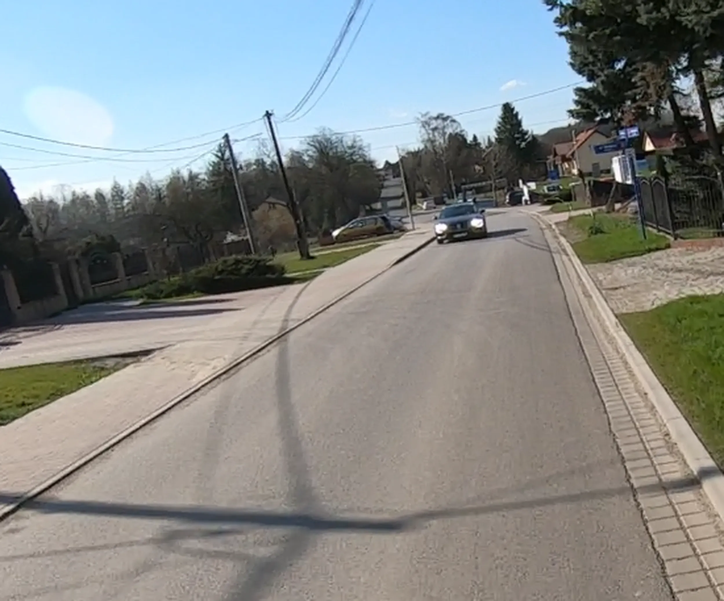 Nie pozdrawiam ,kierowca nie lubi motocyklistow świeci dlugimi oraz chamsko zajezdza droge.Nie pozdrawiam cie drogi Łukaszku.