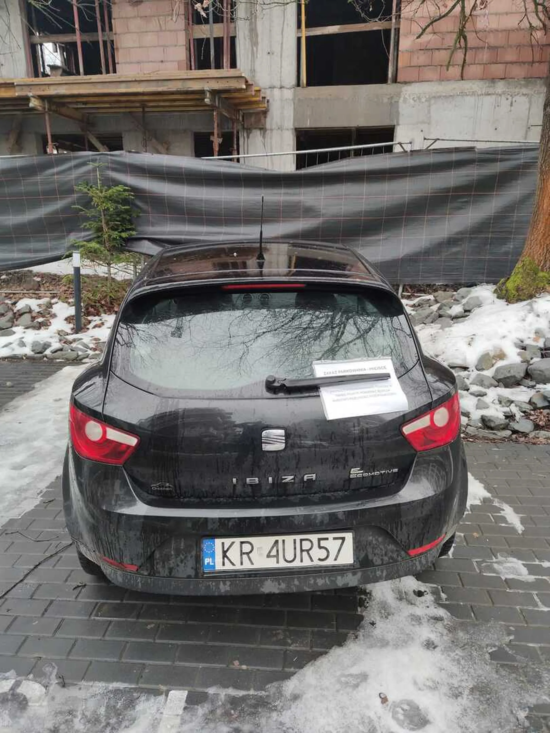 Kierowca parkuje samochód na wykupionych miejscach parkingowych, mimo że wie, że są to miejsca prywatne