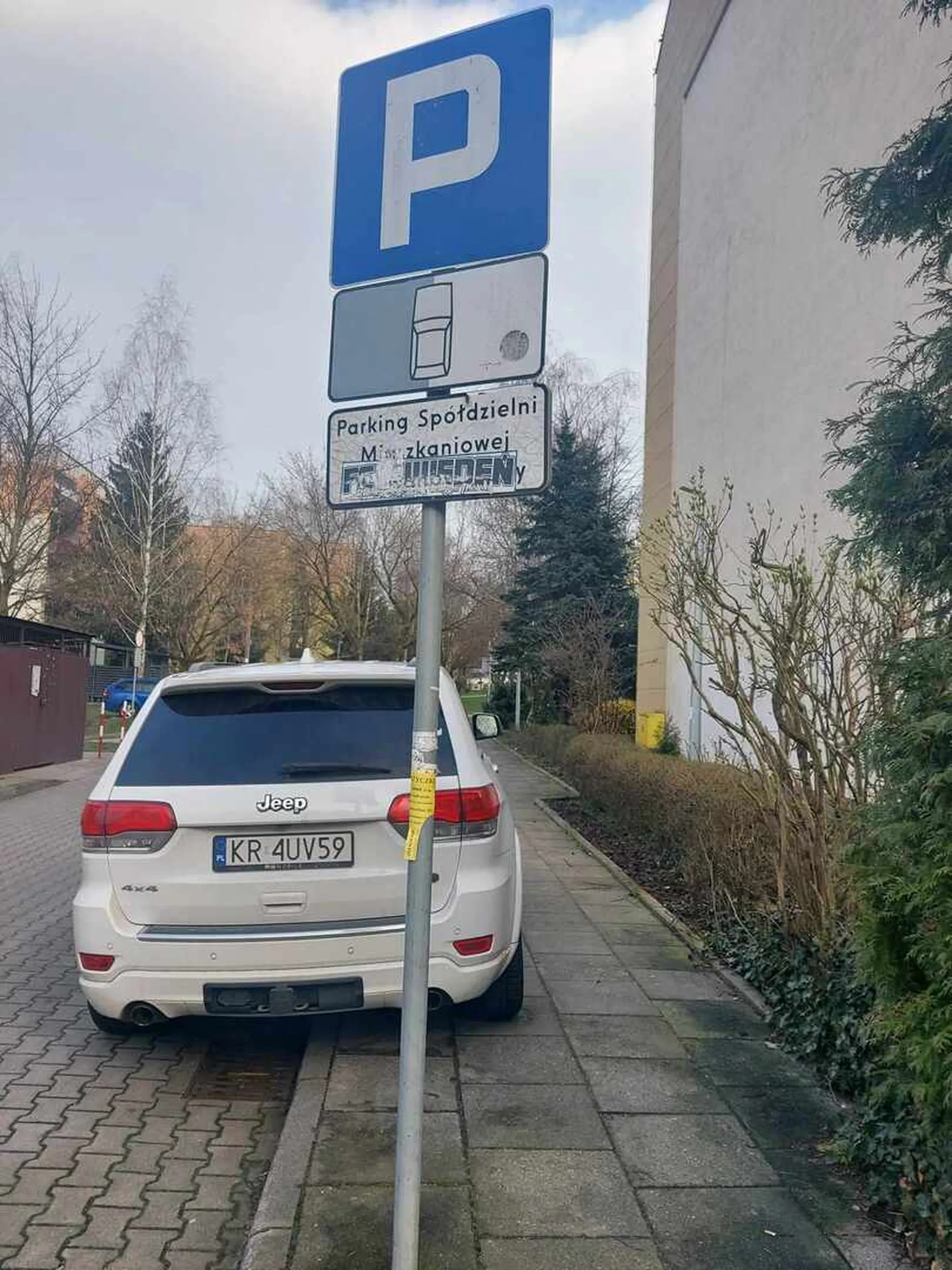 Bezczelna pani z laboratorium protetyki 4smile. Notorycznie zajmuje miejsca parkingowe bez uprawnien. Porusza sie w sposob niebezpieczny po osiedlowych i w chamski sposób odpowiada na prośby o bezpieczną jazdę.