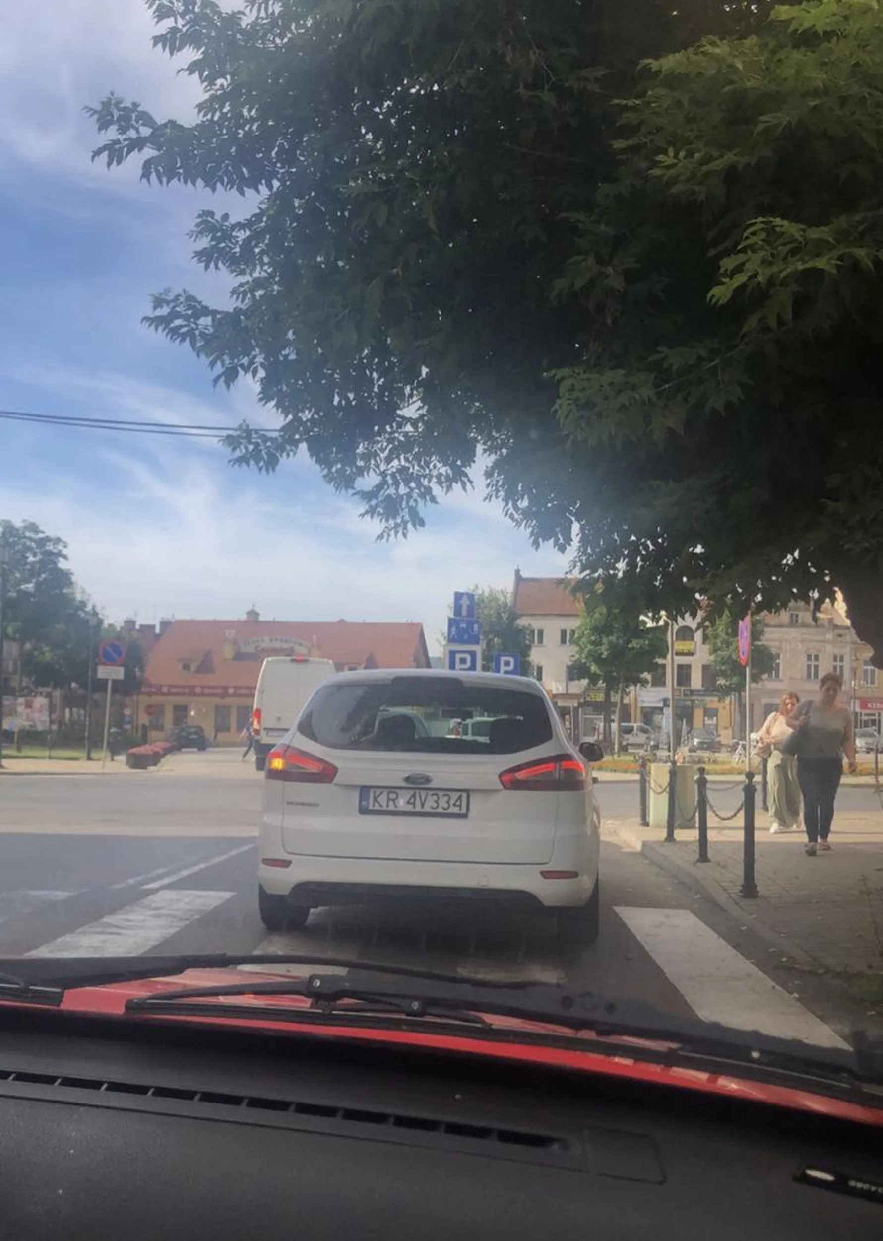 Kobieto na następny raz się może rozglądnij czy nic nie jedzie bo wjeb@łas się łamiąc przepis i jeszcze na pasach stoisz nie wiem kto ci prawko dał ale chyba w chipsach wygrałaś