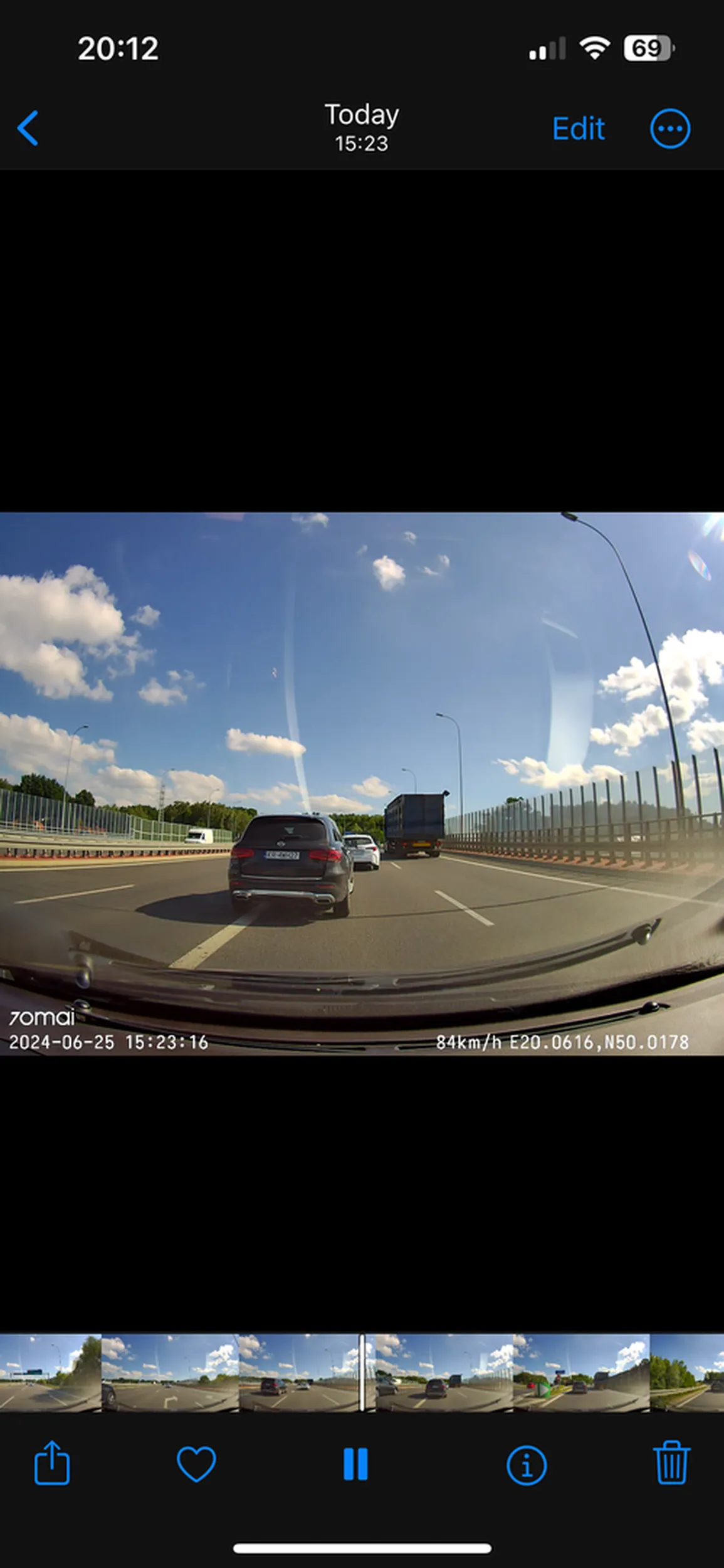 Jeżdżące zagrożenie!!! Omijać z daleka bezmózgiego zjeba, bo stwarza zagrożenie dla pozostałych kierowców.