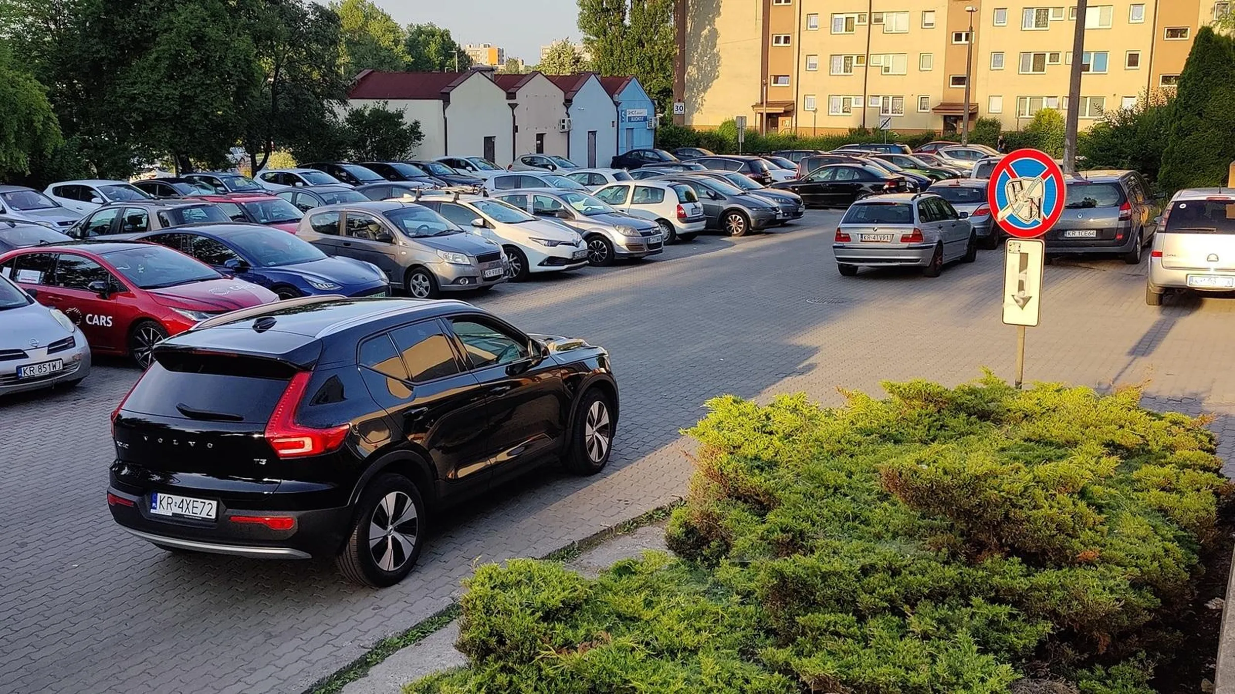 Skoro typie nie zauważasz już znaków, to może pora oddać prawo jazdy, a nie blokować przejazd