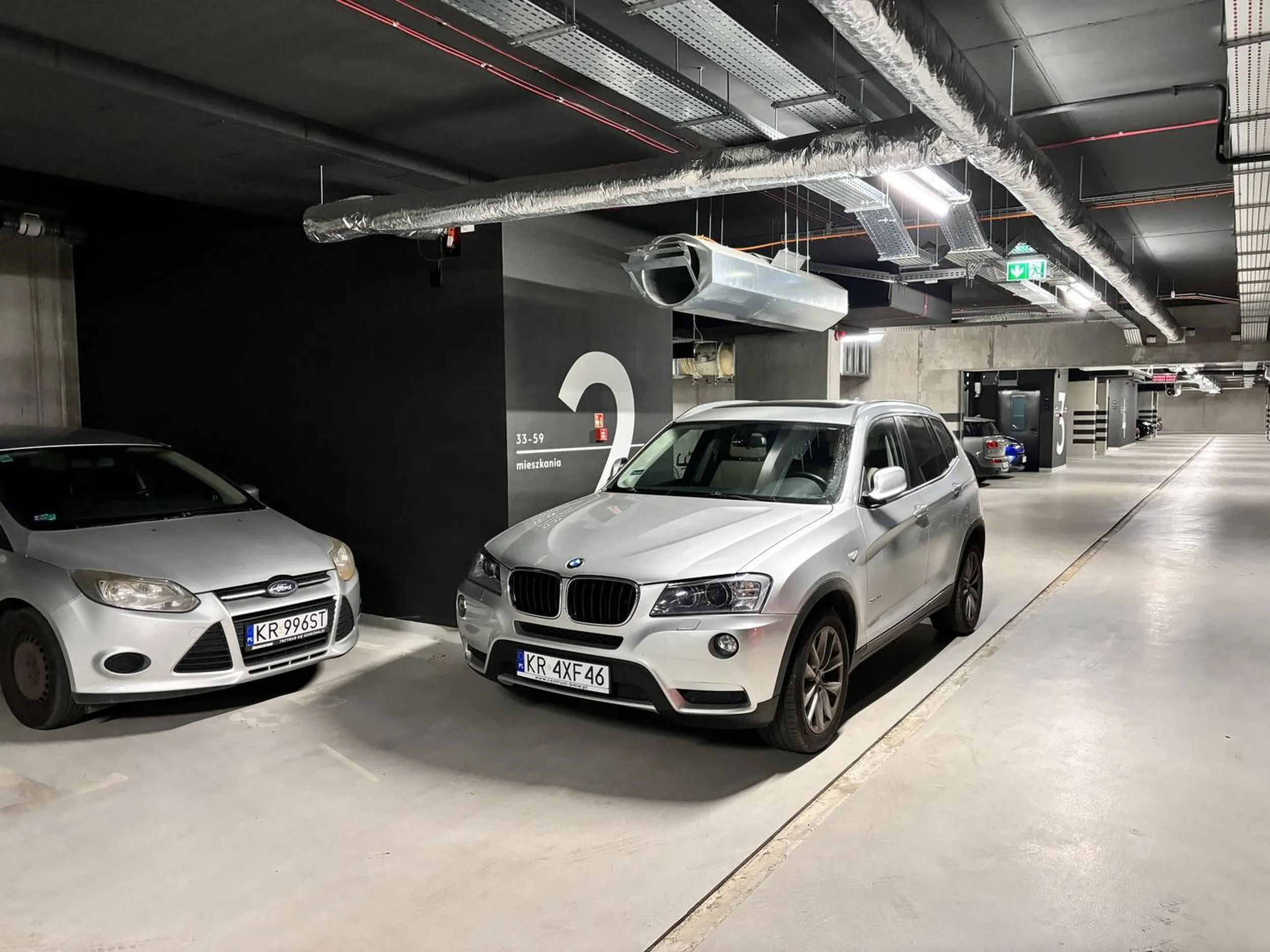Kierowca blokuje osiedlowy parking i utrwala stereotyp o kierowcach BMW