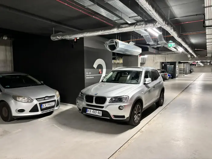 Kierowca blokuje osiedlowy parking i utrwala stereotyp o kierowcach BMW