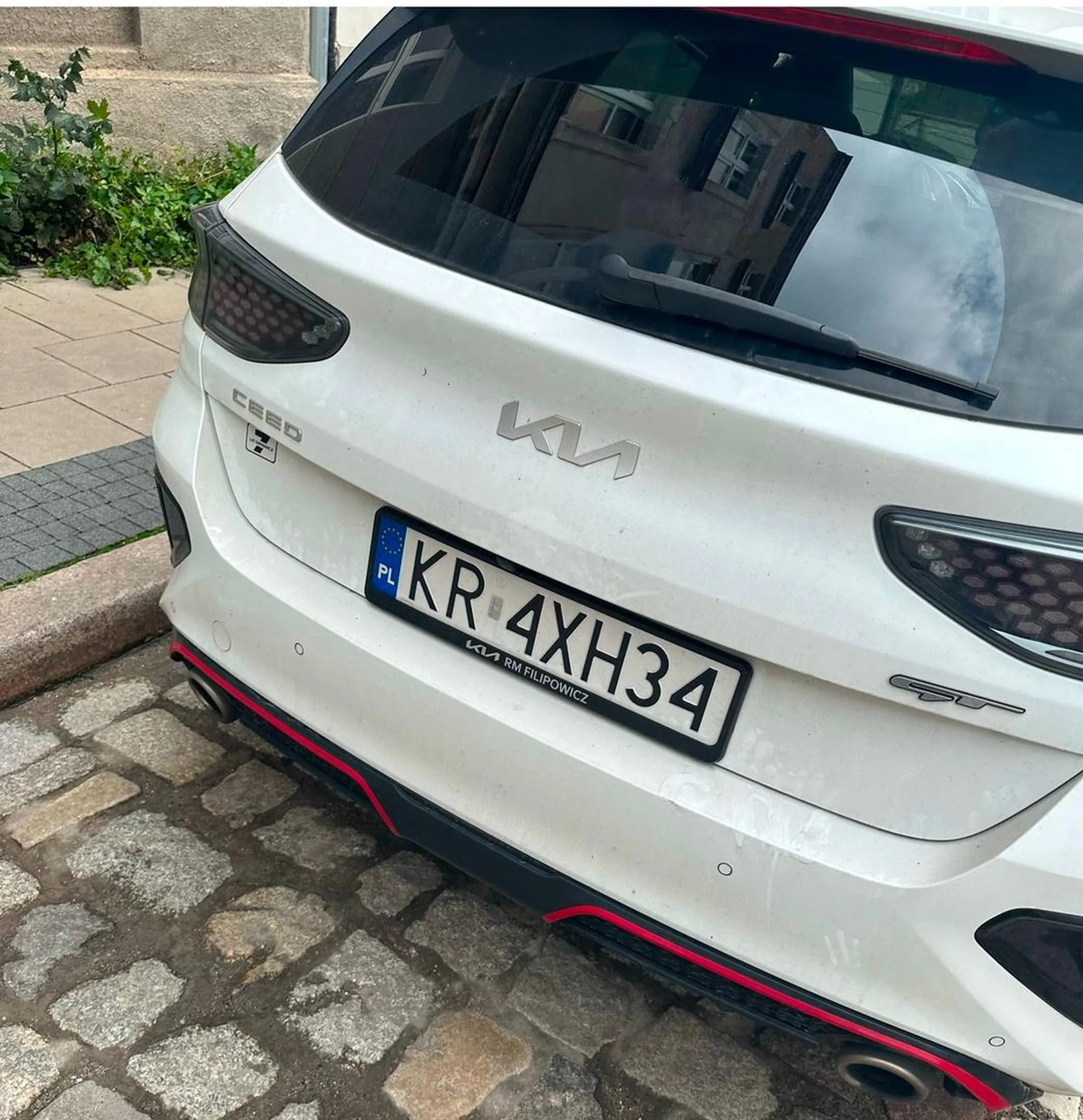 Skradziona KIA CEED GT, 02.12 godzina 17:10 z ul. Zawiłej 61a. Będę wdzięczna za każdą informację, może komuś się rzuci zaparkowana gdzieś w Krakowie lub okolicach. Może gdzieś stygnąć ?