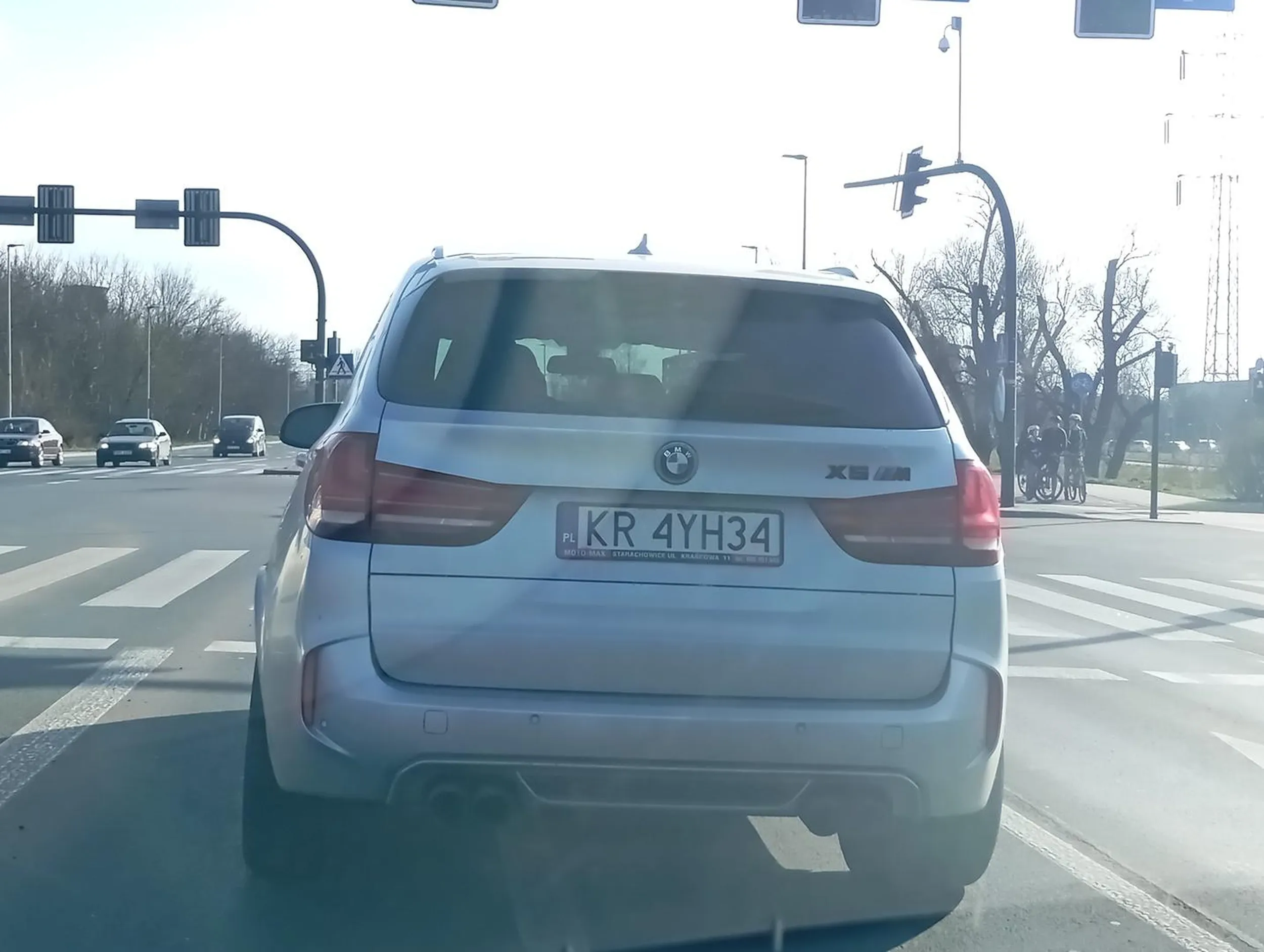 Nie pozdrawiam pana buraka bez kierunkowskazów działających zmieniającego pasy jak chce wyprzedzającego z lewej z prawej strony na zmianę przy światłach przy M1 w Krakowie burak cham i prostak