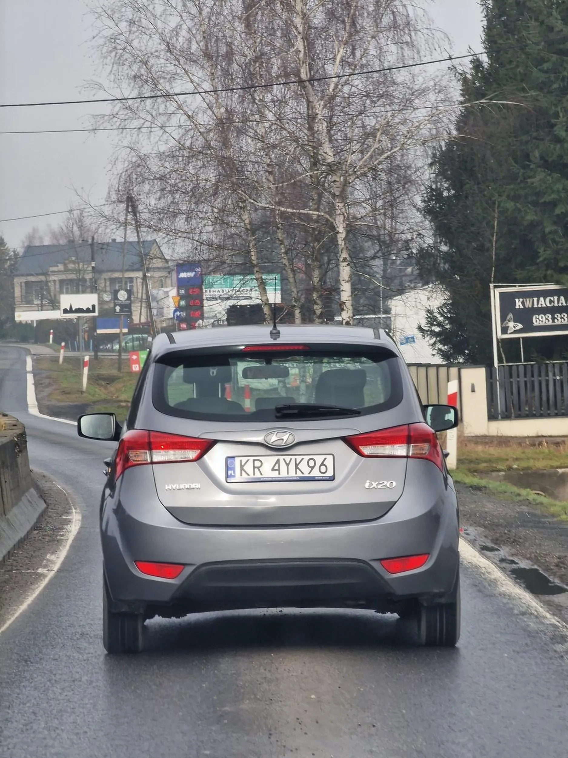 Auto wielkości malucha a jeździ środkiem drogi. Pani ewidentnie na znakach się nie zna bo w Targowisku mimo skrzyżowania i świateł pojechała na wyjebce na czerwonym. Na klakson nie reaguje. Jak kupiłaś prawko to lepiej wyrzuć do kosza bo wkoncu stanie się tragedia z twojej głupoty!!!!!