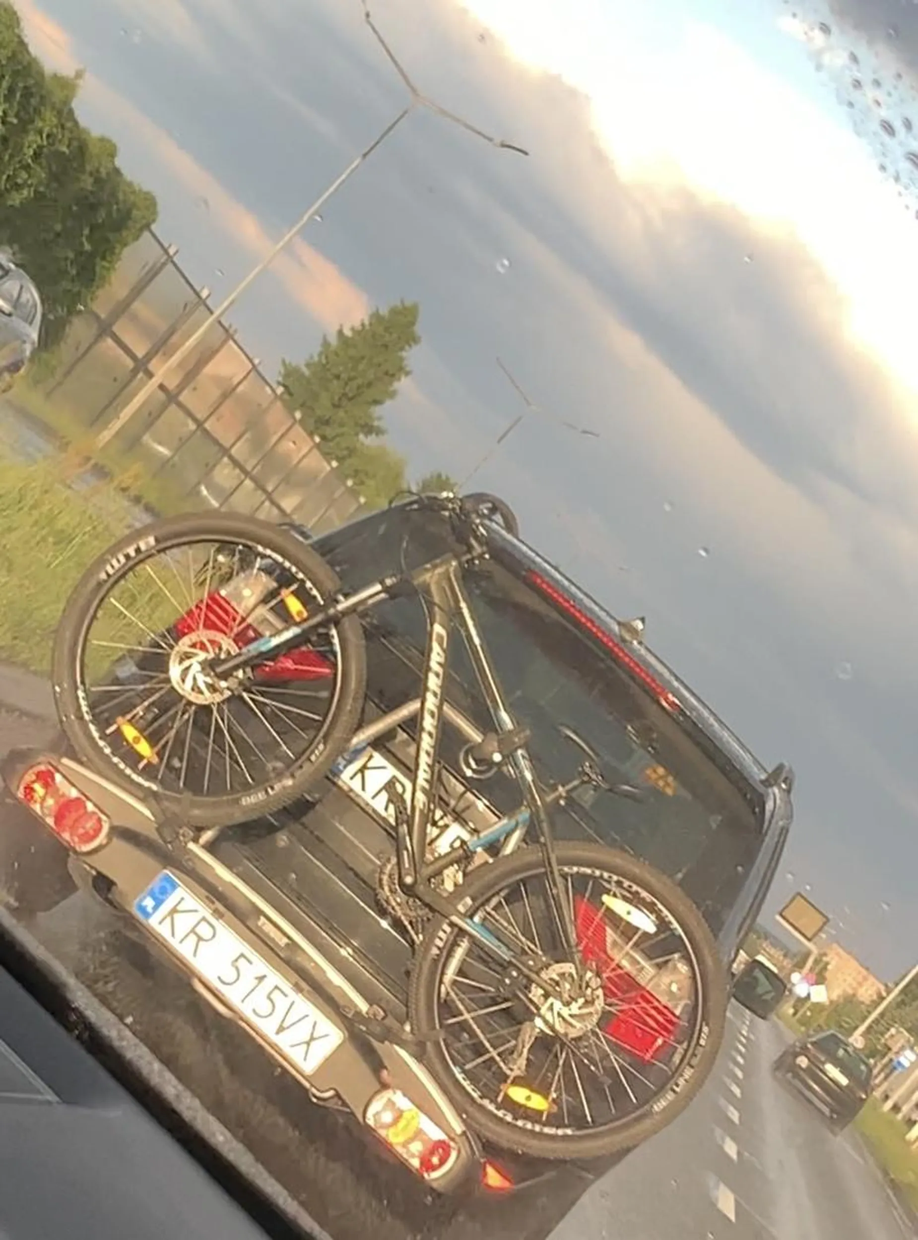 Kierowca owego bolidu prędkości chciał wymusić pierwszeństwo dołączając z pasa skrętu na główny, po czym wyprzedził i jechał lewym pasem zwalniając i przyspieszając oraz hamując przed maską stwarzając zagrożenie w ruchu lądowym. Proszę uważać na tego kierowcę, ponieważ ewidentnie nie potrafi się poruszać po drogach (przynajmniej rzeszowskich), ps. Może tym rowerem lepiej Ci idzie ☺️