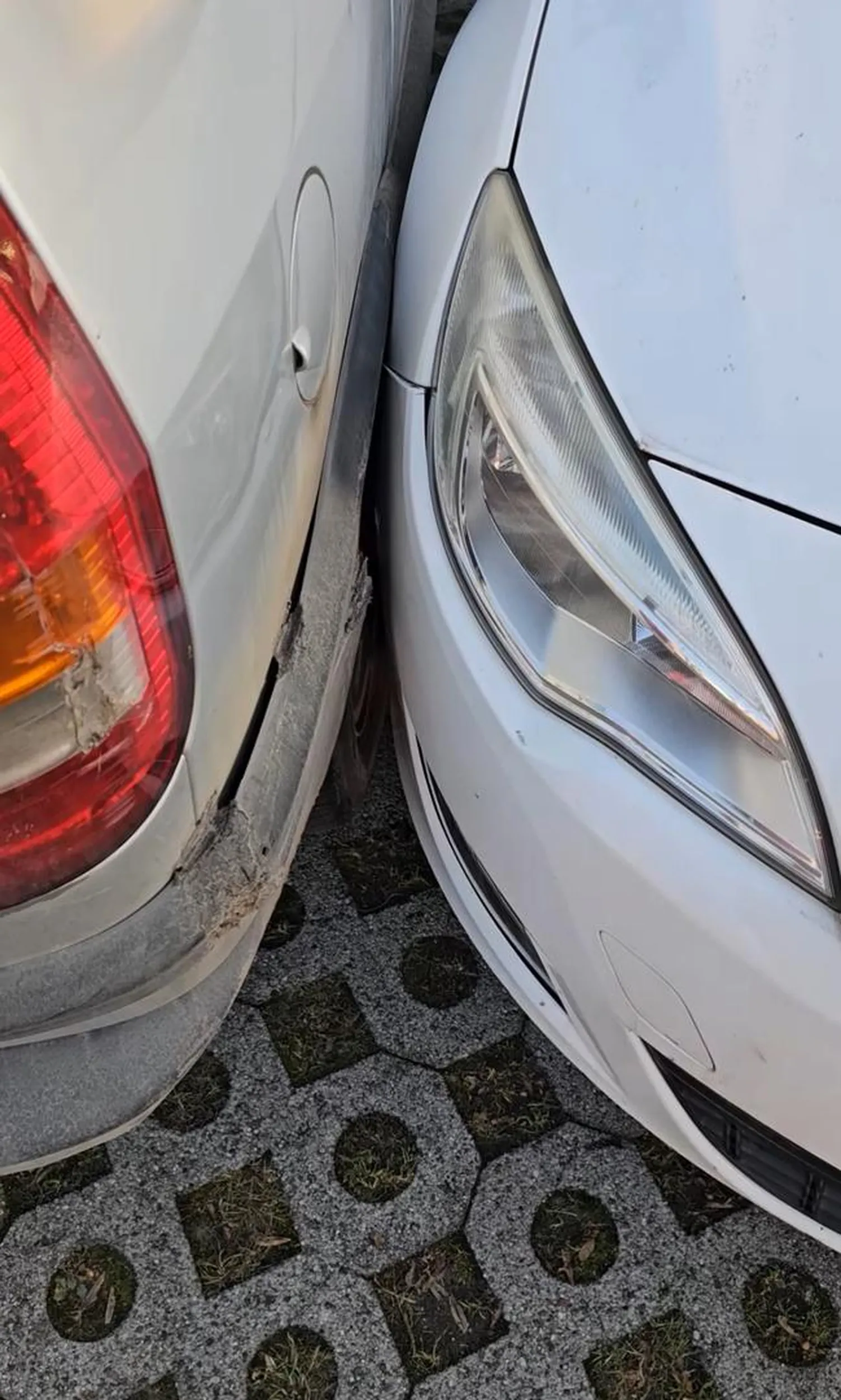 Z lokalnej grupy. Tam z komentarzem „Z tego co widzę przerysował i odjechał. Nie zostawił kartki z nr telefonu. Parking przy Bojki.”