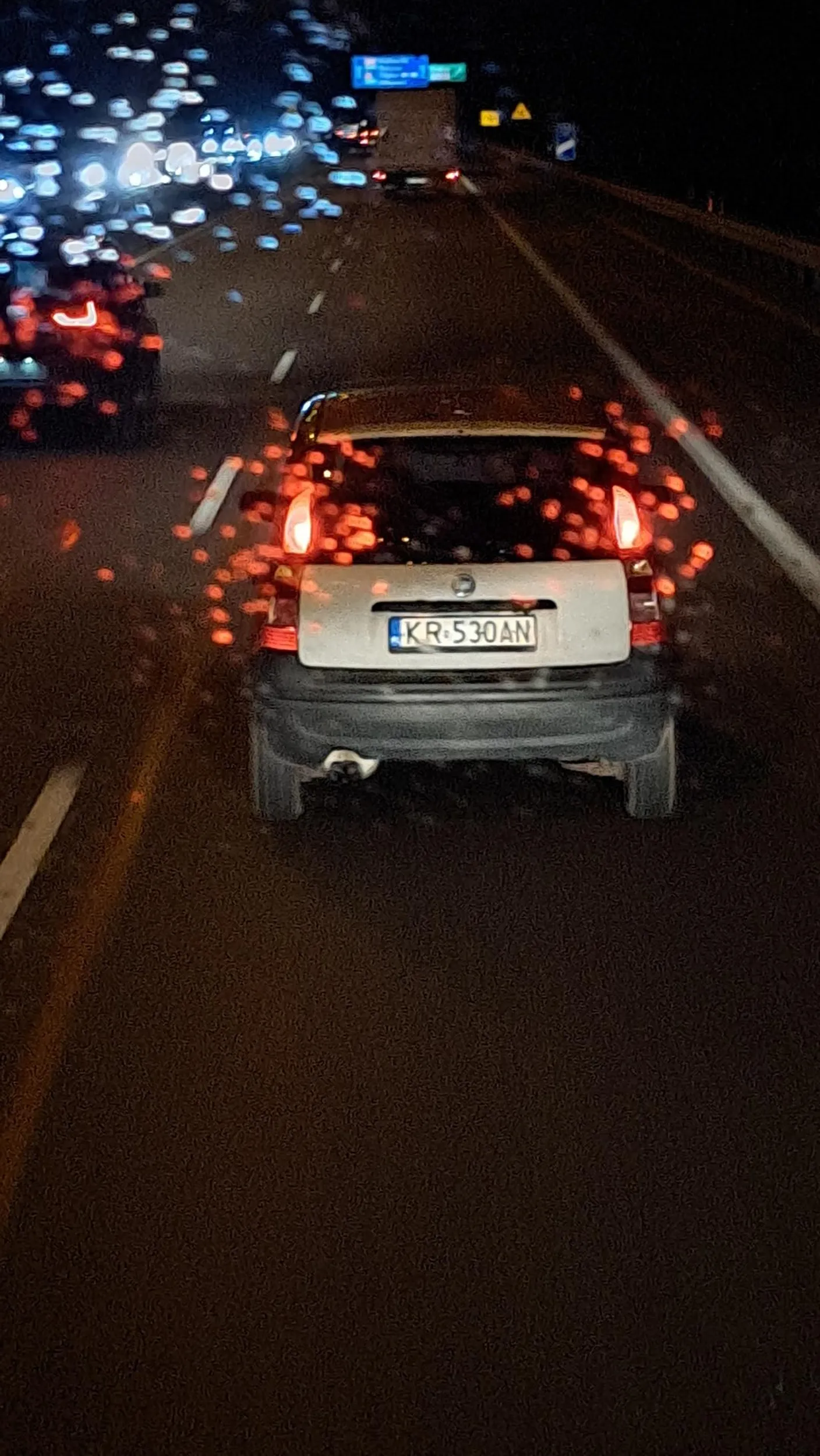 Mistrzu, następnym razem nie wpierdzielaj się pod jadącego tira tym swoim pierdem i nie przyspieszaj kiedy jesteś wyprzedzany :) I nie spowalniaj tirów, bo cie któryś kiedyś zmiecie z drogi :)