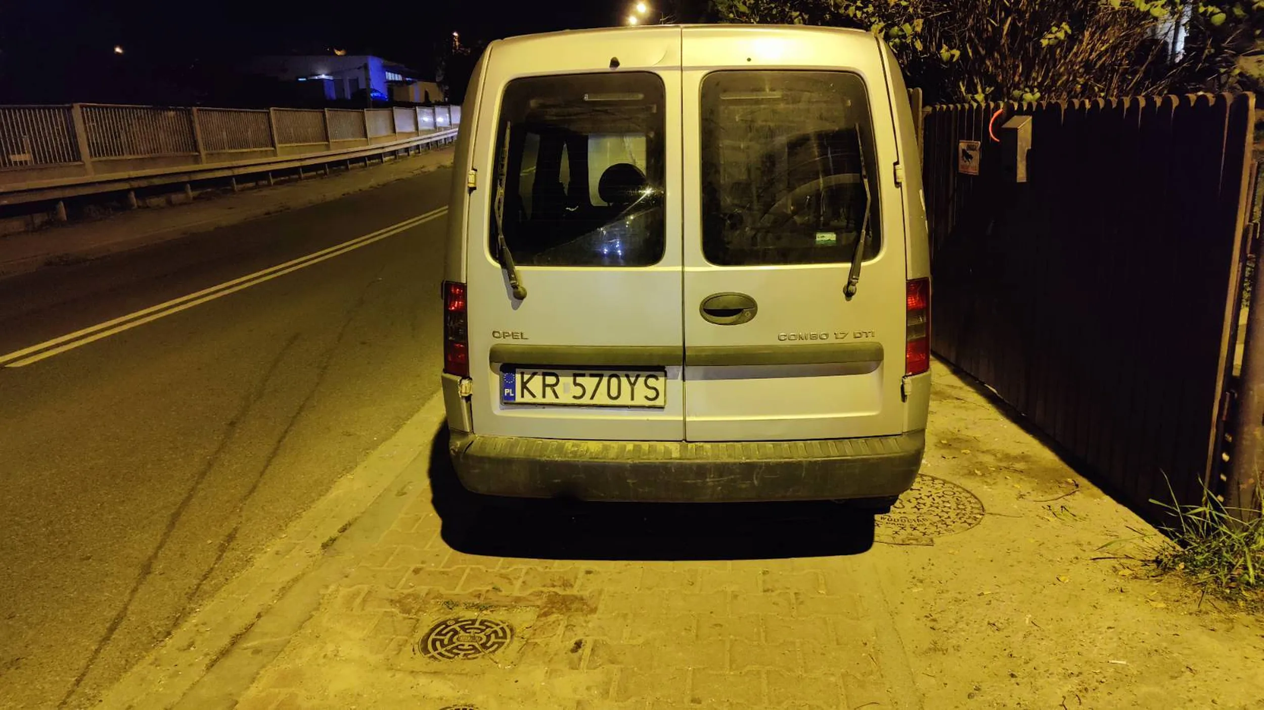 Zabieraj ten złom z chodnika, bo nie da się przejść, a co dopiero z wózkiem lub ktoś niepełnosprawny