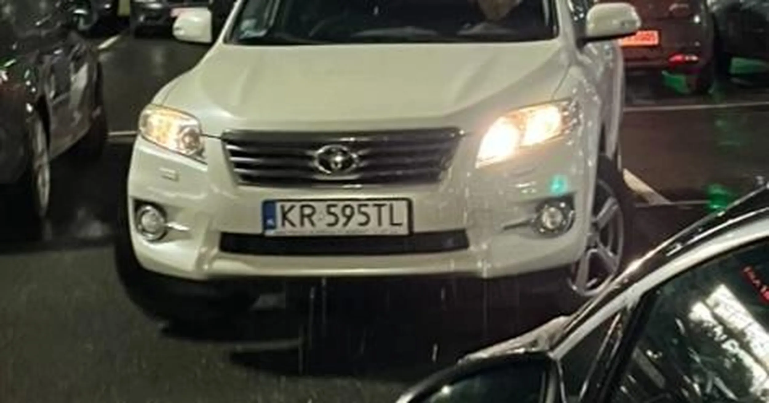 Naucz się stary kasztanie, że miejsca parkingowe nie są zarezerwowane dla Ciebie, a Ty nie jesteś pępkiem świata, że każdy musi poczekać, aż jego wysokość połapie jak wrzucić wsteczny. Kto pierwszy ten lepszy, jak nie umiesz wykręcić to szukasz dalej - krótka piłka. Bez pozdrowień