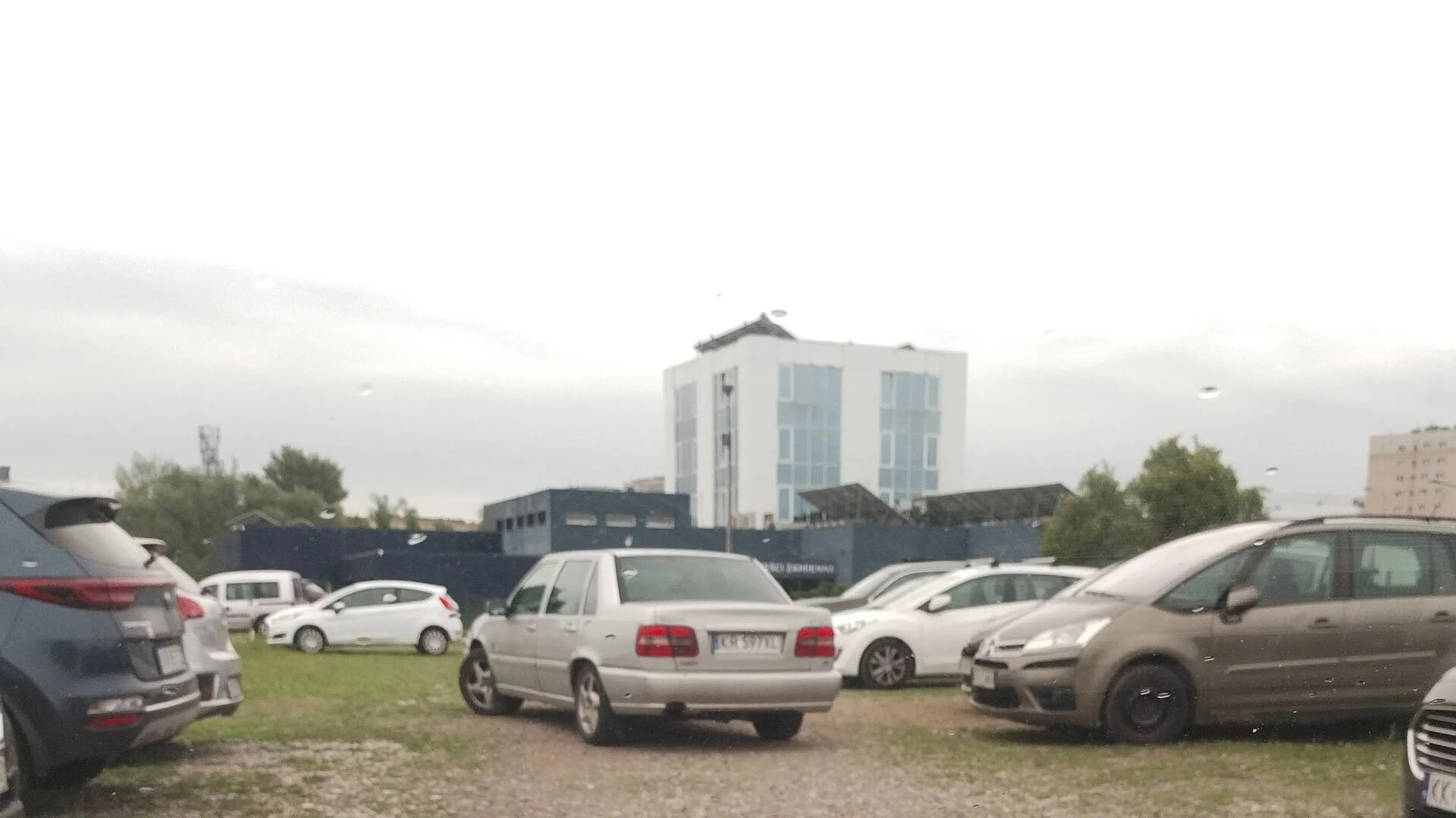 Weźże wjedź przed ten sygnalizator przed torami tramwajowymi zamiast blokować pasu do jazdy na wprost! Kapelanka/kobierzyńska Zatrzymałas ruch przez trzy zamiany świateł