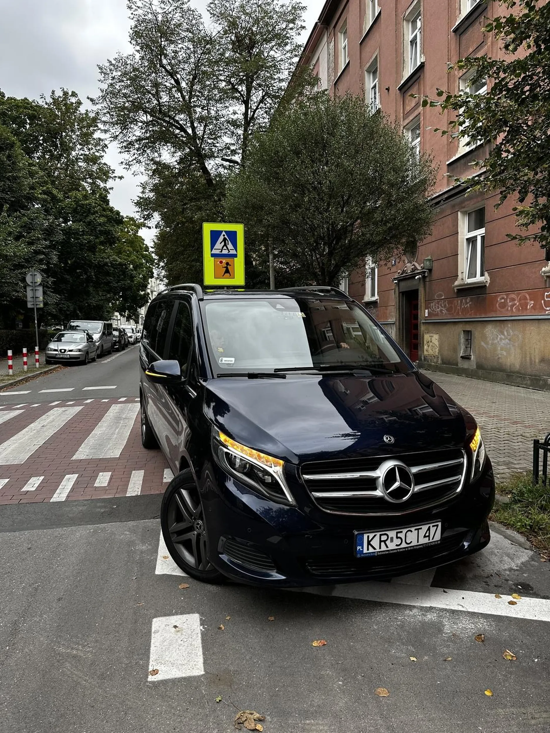 Parkuje na przejściu dla pieszych przy samej szkole, gdzie dzieci przechodzą.