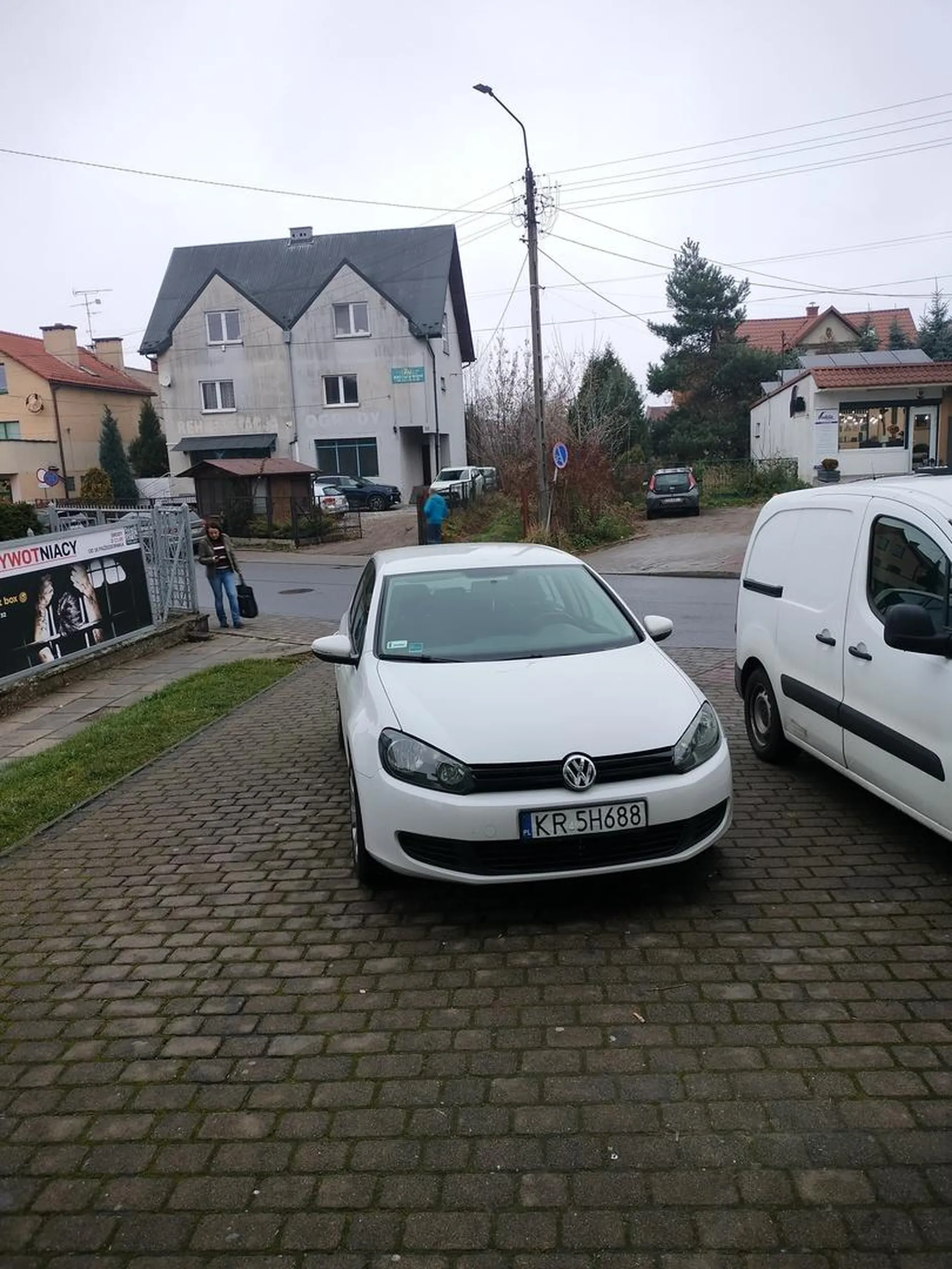 Nie ma to jak zaparkować na dwóch miejscach na raz na parkingu dla klientów sklepu i zniknąć na cały dzień. Wirtuoz parkowania