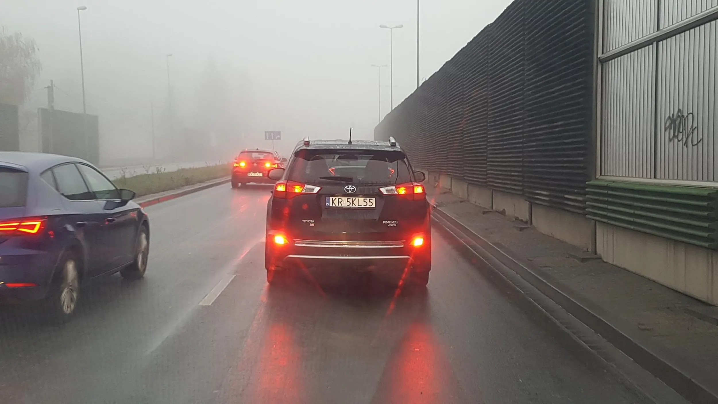 Nie ma mgły, a jesteś w mieście i to dużym, a ty jeździsz na przeciwmgielnych i razisz wszystkich z tyłu. Włącz myślenie, a nie dodatkowe oświetlenie.