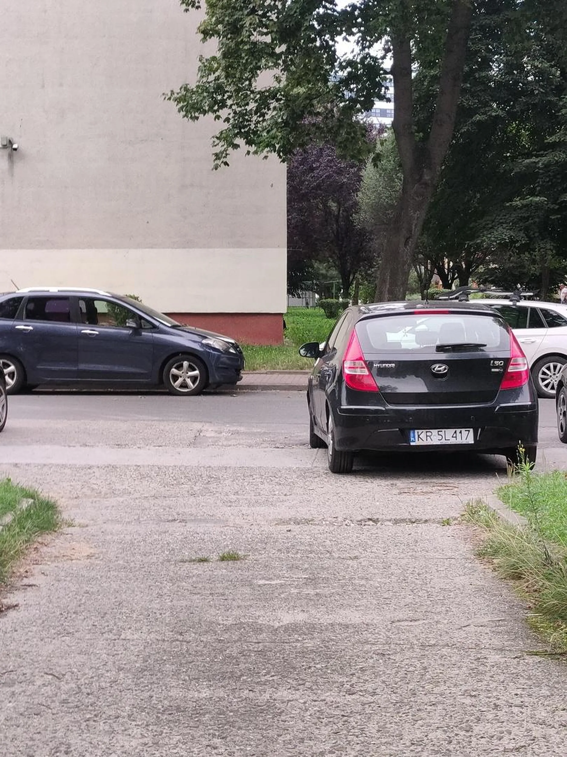 Parkuje w bramie, sytuacja powtarza się notorycznie