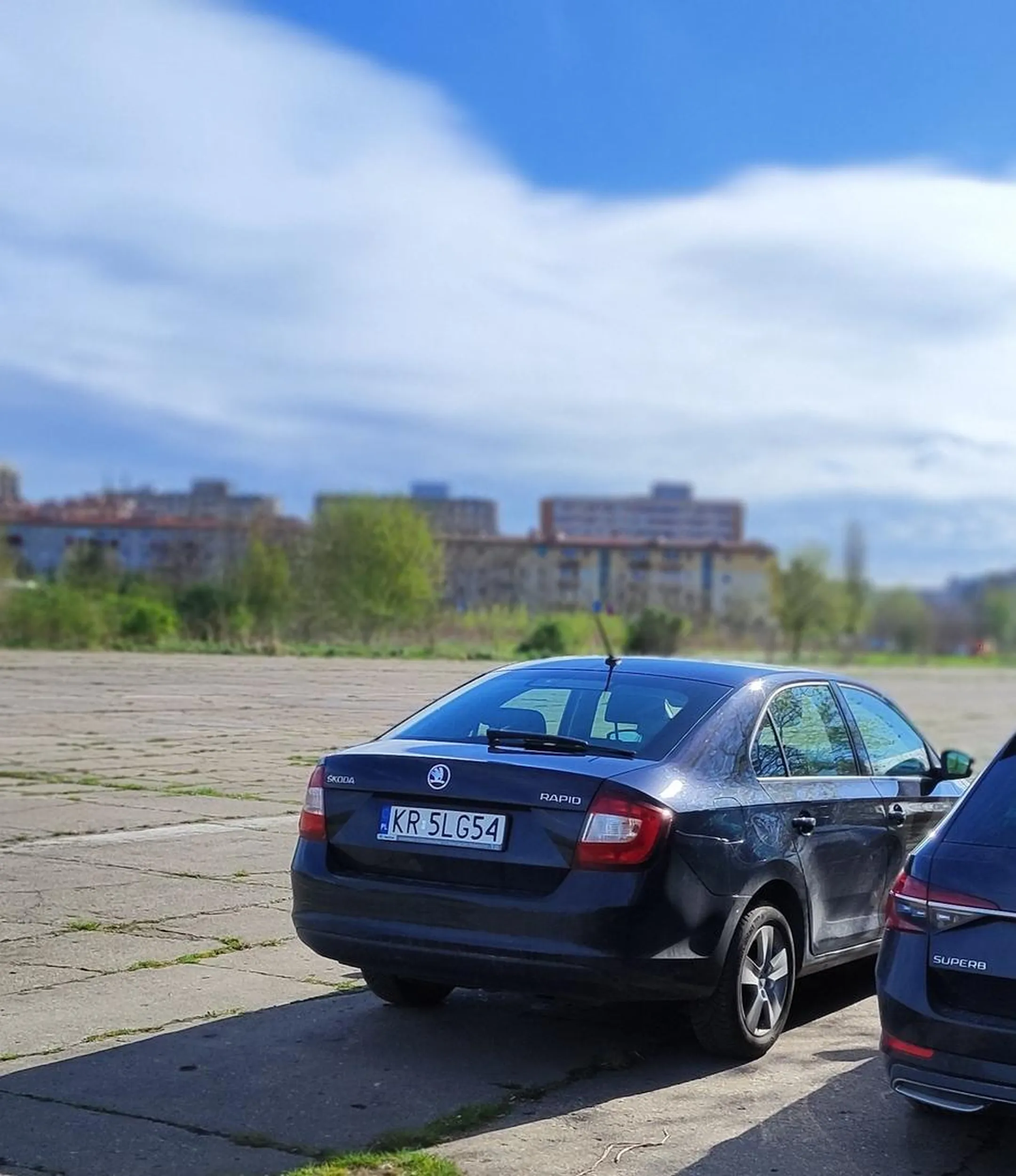 Nieważne że to teren rekreacyjny na którym spacerują rodziny , osoby starsze, sportowcy uprawiają sport, dzieci jeżdżą na rowerach. Nieważne że to teren wpisany do rejestru zabytków. Ważne że szlachta wjeżdża furami na pełnej. Wstyd , chamstwo i żenada