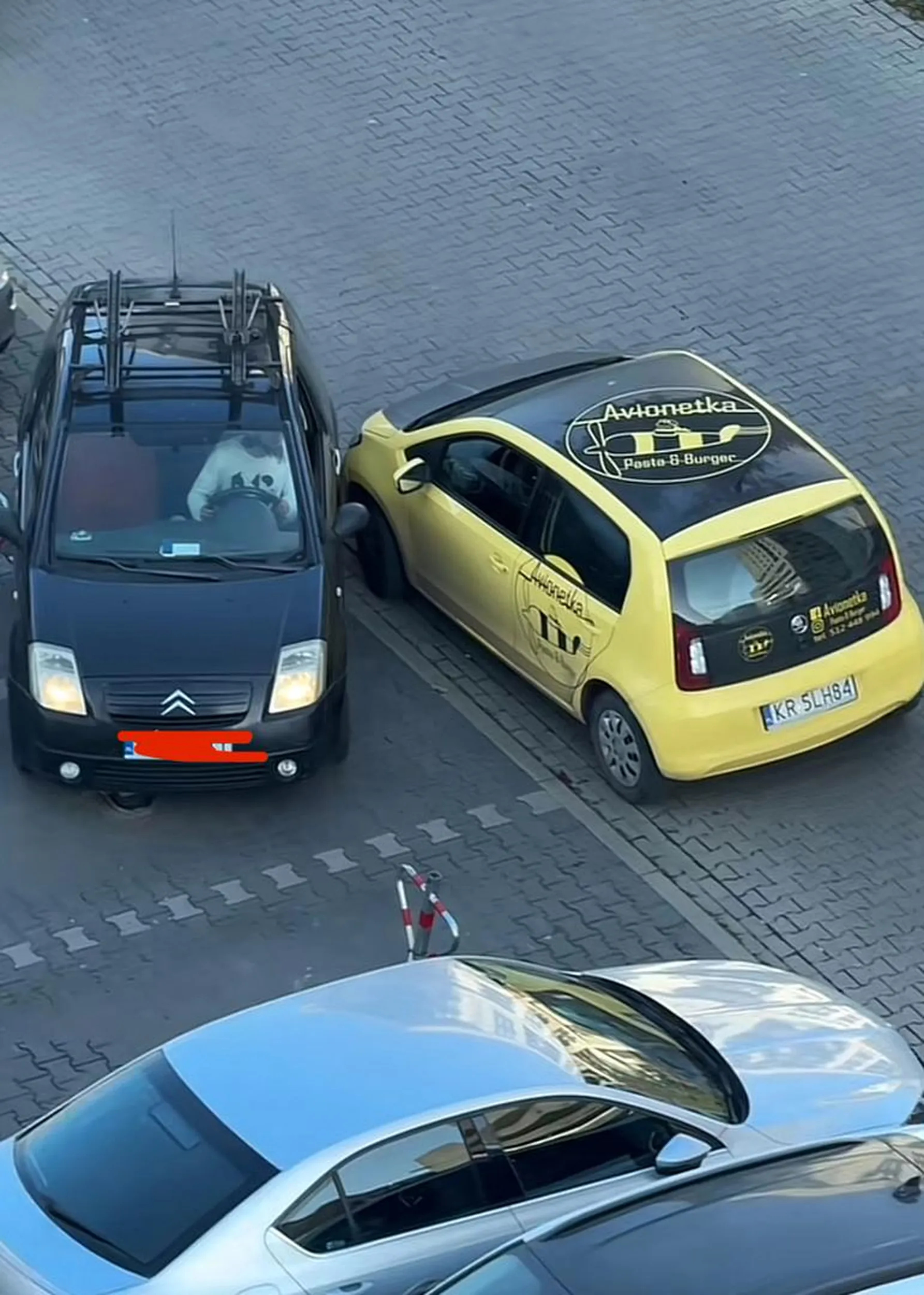 Niezły gagatek, już lepiej zaparkować na trawniku niż k&€@a blokować samochody innych, mam nadzieję, że zapłaciłeś/aś za naprawę samochodu, który musiał wyjechać i uszkodził samochód przez to