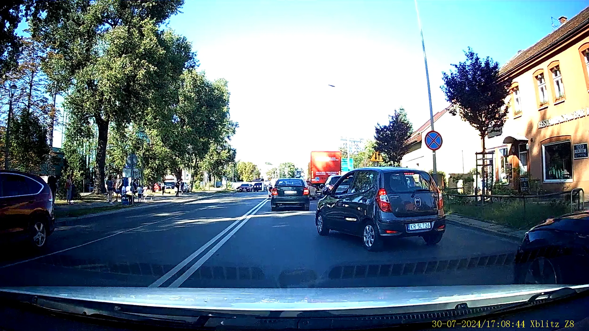 Typ nie wie na którym pasie się zatrzymać, potem złośliwie nie wpuszcza "na zamek", na koniec na klakson reaguje alergicznym rozkurczem mięśnia palca środkowego, przedramienia i ramienia. Prawo jazdy robione za Gierka wymaga odświeżenia obowiązujących przepisów.