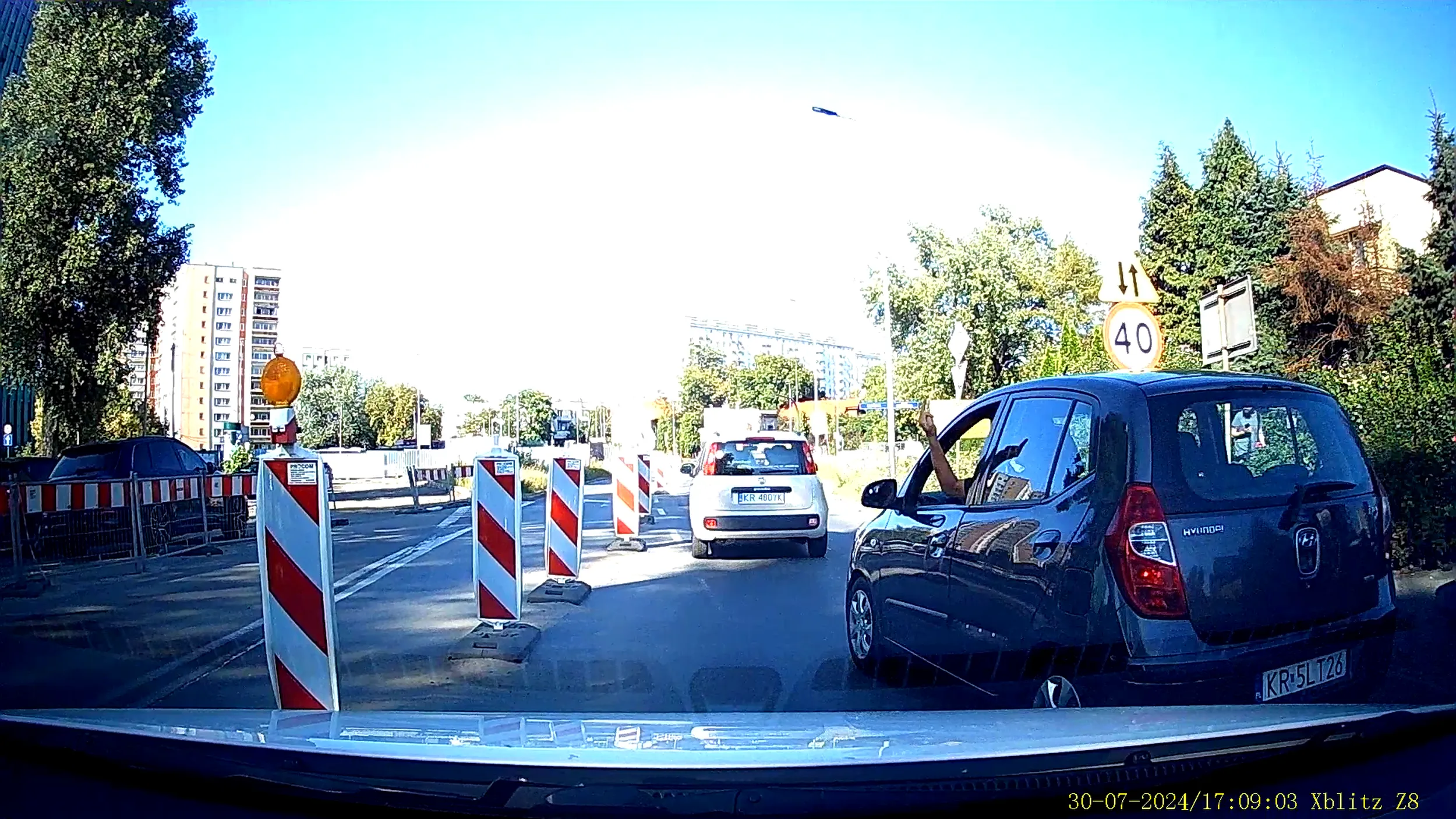 Typ nie wie na którym pasie się zatrzymać, potem złośliwie nie wpuszcza "na zamek", na koniec na klakson reaguje alergicznym rozkurczem mięśnia palca środkowego, przedramienia i ramienia. Prawo jazdy robione za Gierka wymaga odświeżenia obowiązujących przepisów.