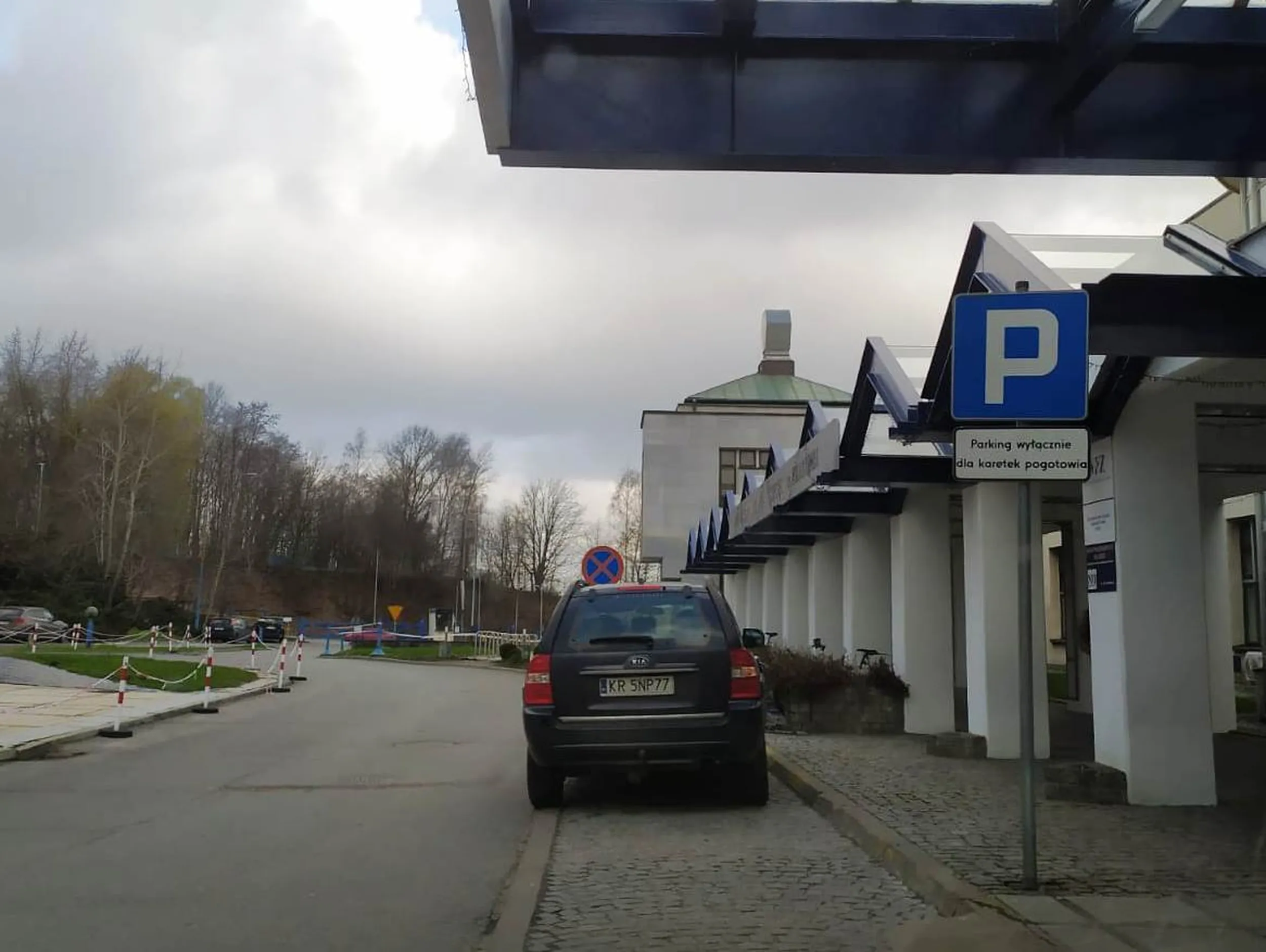 Oto nowy model karetki pogotowia, parkujący pod wejściem do szpitala.