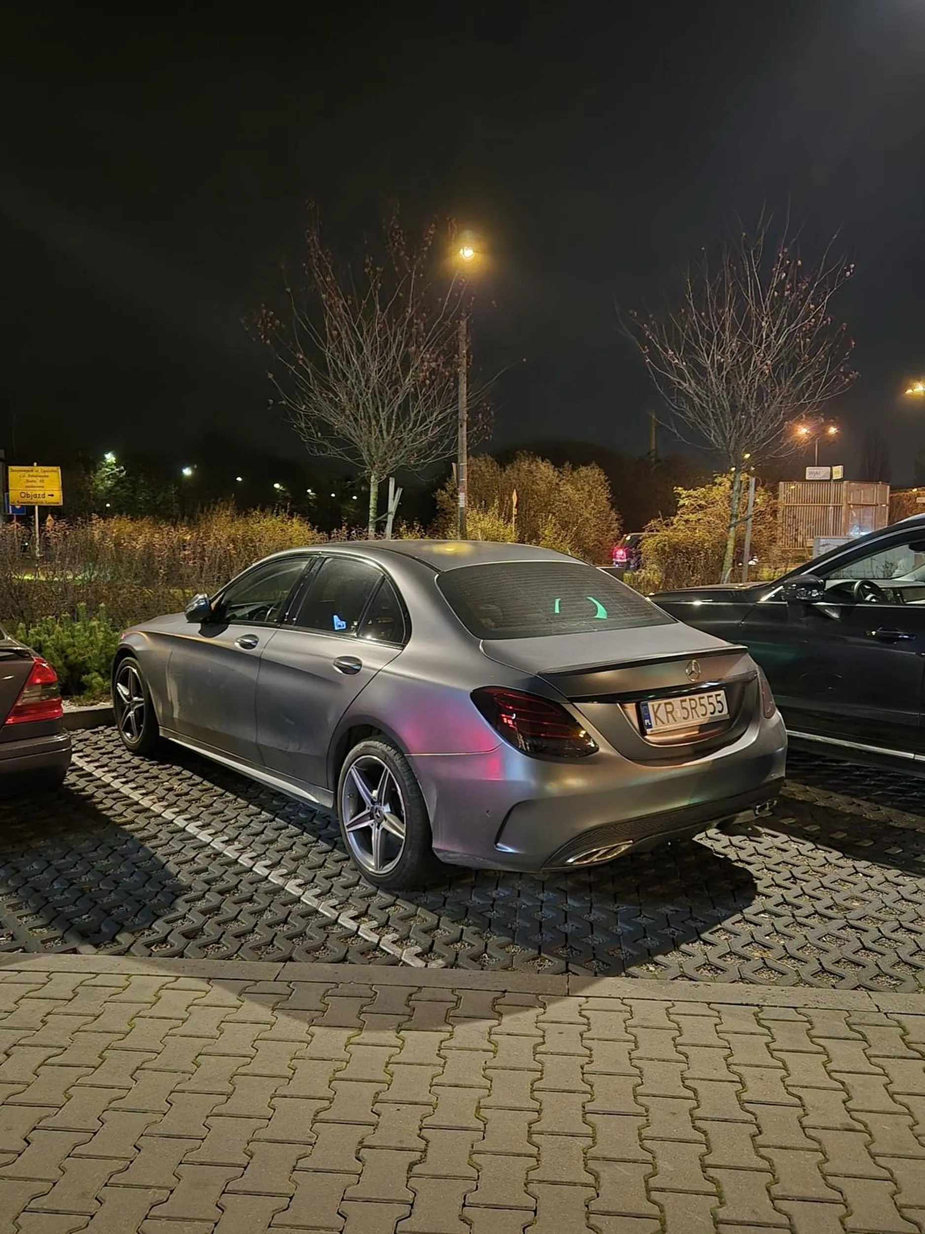 Uderzył drzwiami w mój samochód i uciekł