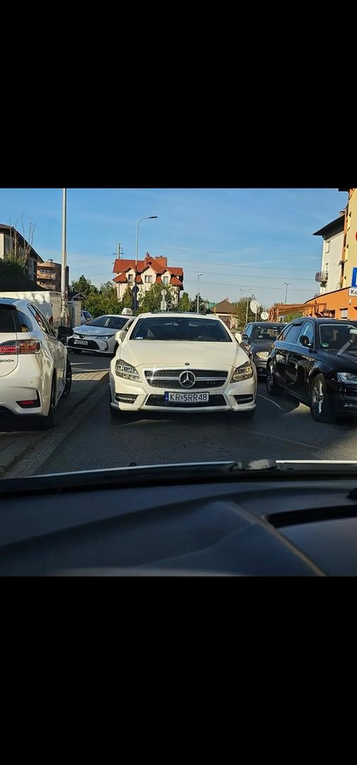 Kraków, ulica drukarska, jasnie pan urazony ze musi zaczekać i przepuścić innych traci umiejetnosc uzycia biegu wstecznego. Reaguje agresja na zwezce blokujac kilkadziesiat aut z naprzeciwka ktore nie maja możliwości wycofania. Zostawia samochod na srodu ulicy wysiada i idzie odprowadzic dziecko. Brawo, świetny popis dałeś przy dziecku, obyś któregoś dnia również spóźnił się do pracy przez takiego samego ignoranta ja ty.