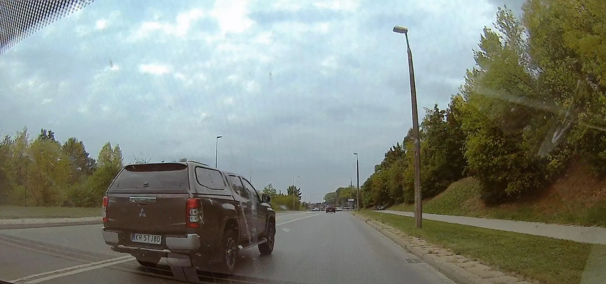 Kierowca wyprzedza na podwójnej ciągłej w obszarze miejskim, na skrzyżowaniu jeszcze śmie coś drzeć mordę.