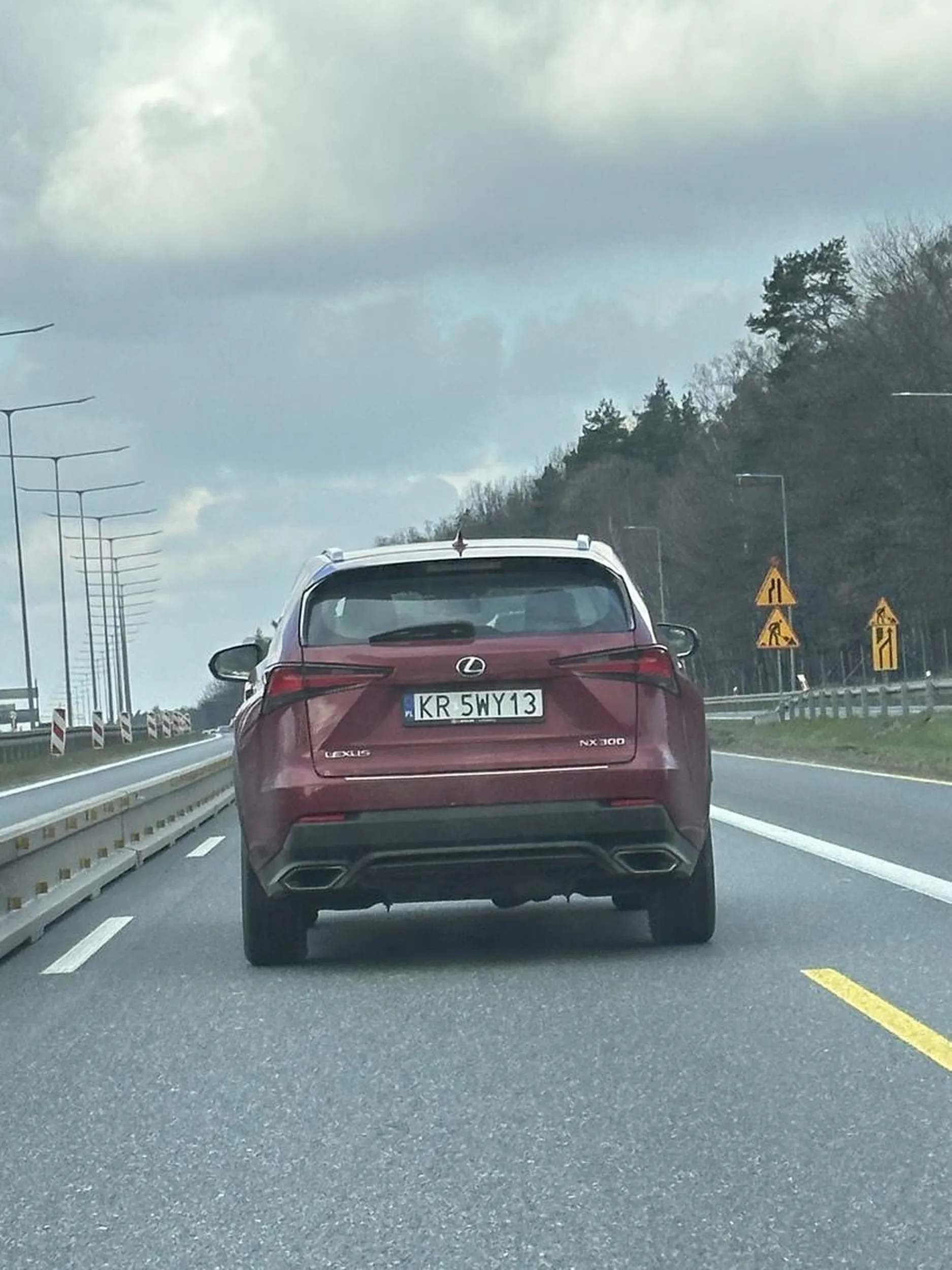 slow brak na takich ludzi!!! zajechal mi droge na autostradzie gdy wyprzedzalem inny samochod do tego stopnia ze musialem zahaczyc o pobocze zeby uniknac zderzenia jadac ze swoim dzieckiem!!!!