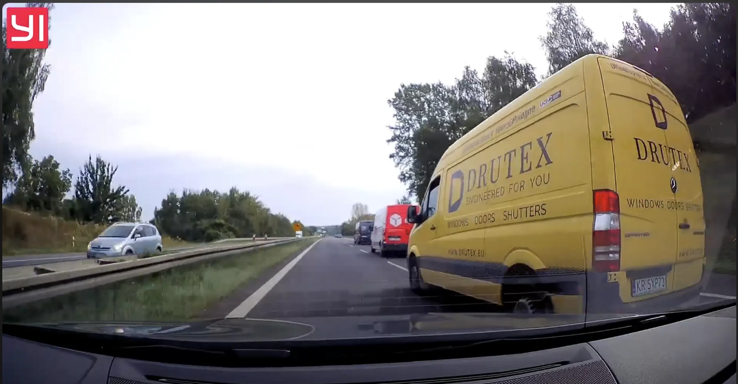 Po co korzystać z lusterek, lepiej się wepchnąć i zmusić drugiego kierowcę do ostrego hamowania.